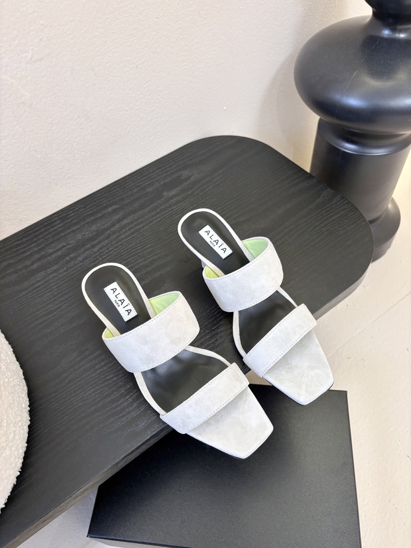 ALAiAI戟型高跟凉鞋小众品牌ALAiAI的戟型高跟凉鞋，采用深灰麂皮，质感细腻低调。鞋底几何造型灵感