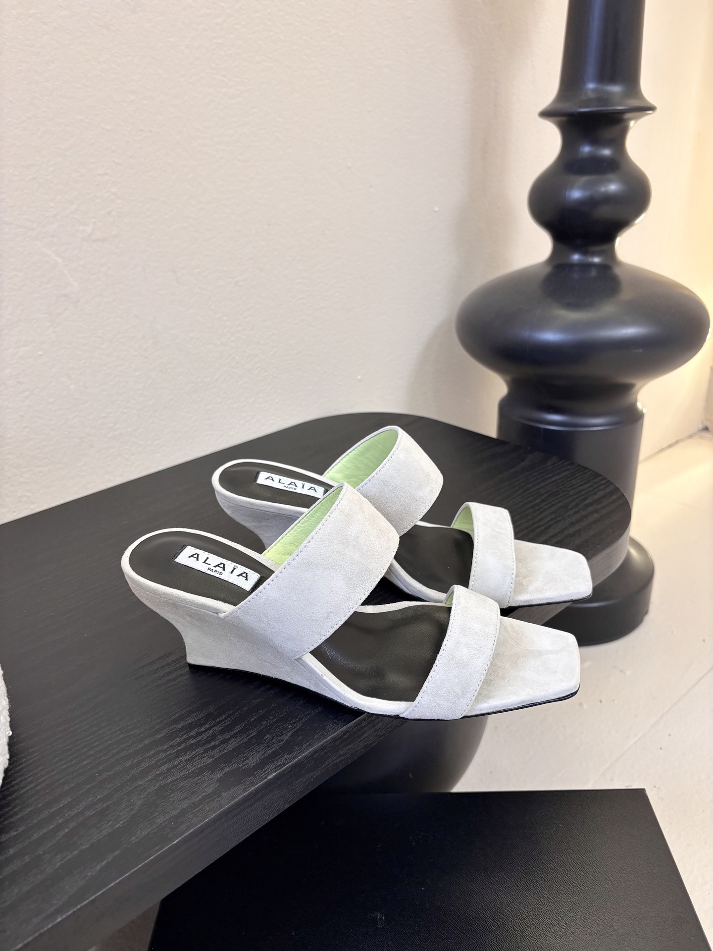 ALAiAI戟型高跟凉鞋小众品牌ALAiAI的戟型高跟凉鞋，采用深灰麂皮，质感细腻低调。鞋底几何造型灵感