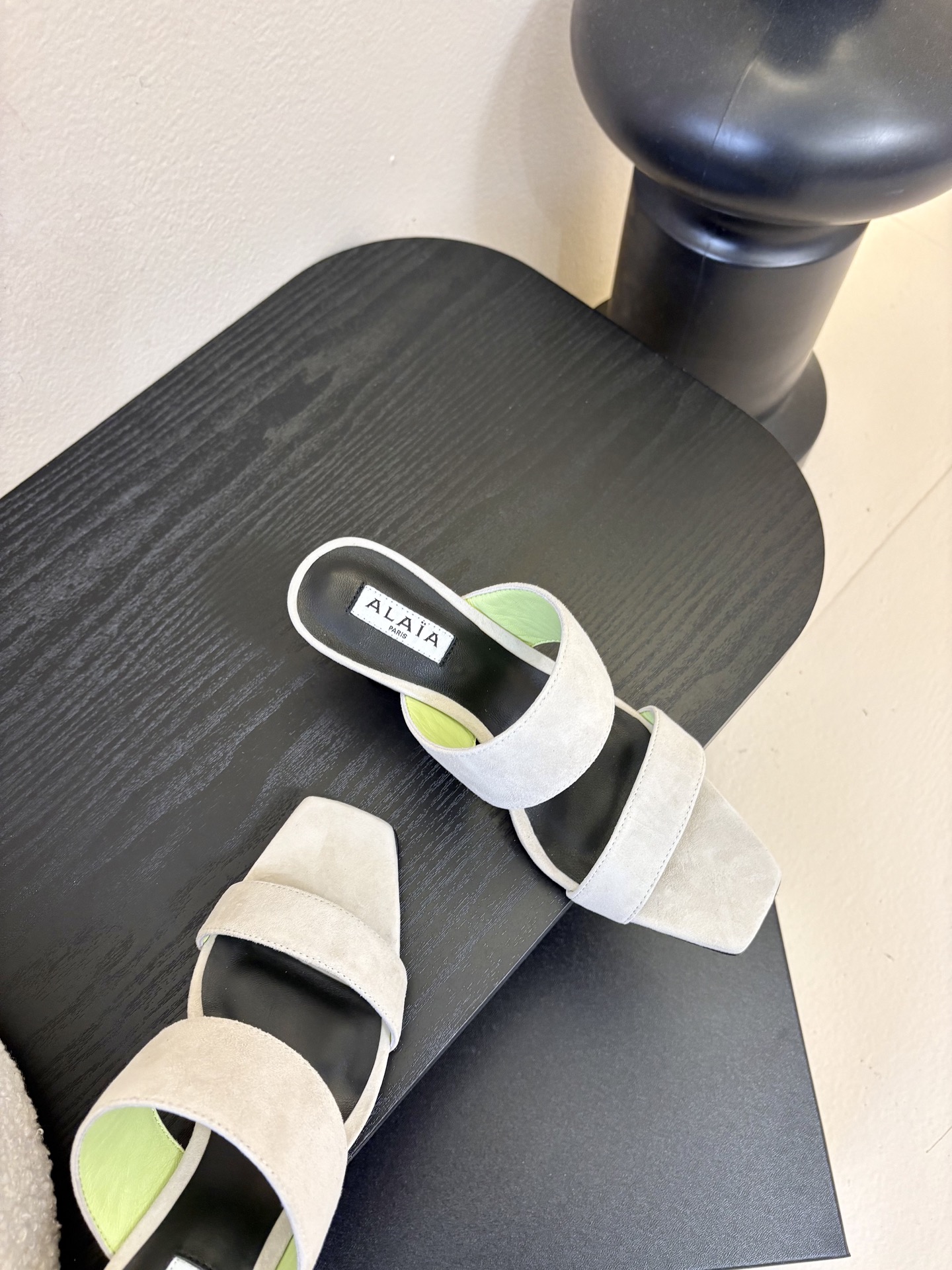 ALAiAI戟型高跟凉鞋小众品牌ALAiAI的戟型高跟凉鞋，采用深灰麂皮，质感细腻低调。鞋底几何造型灵感