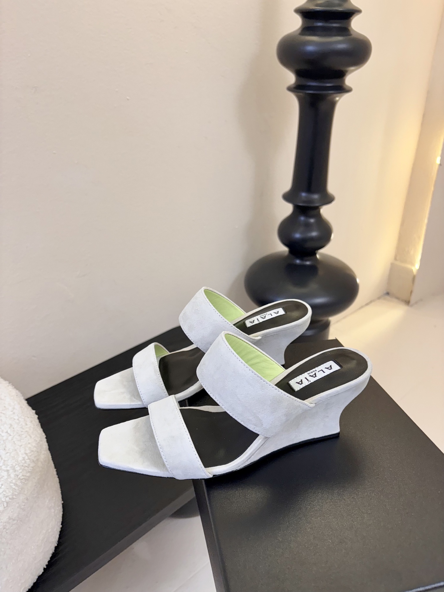 ALAiAI戟型高跟凉鞋小众品牌ALAiAI的戟型高跟凉鞋，采用深灰麂皮，质感细腻低调。鞋底几何造型灵感