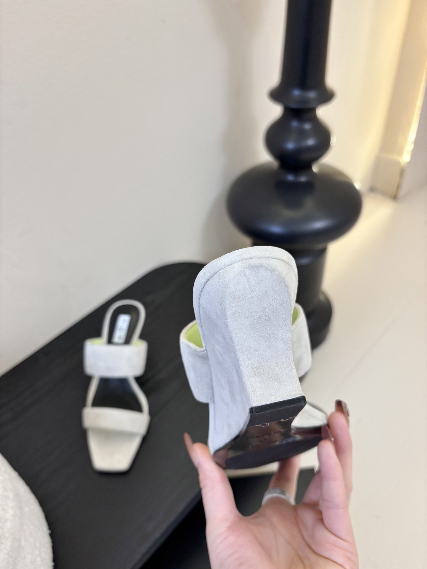 ALAiAI戟型高跟凉鞋小众品牌ALAiAI的戟型高跟凉鞋，采用深灰麂皮，质感细腻低调。鞋底几何造型灵感