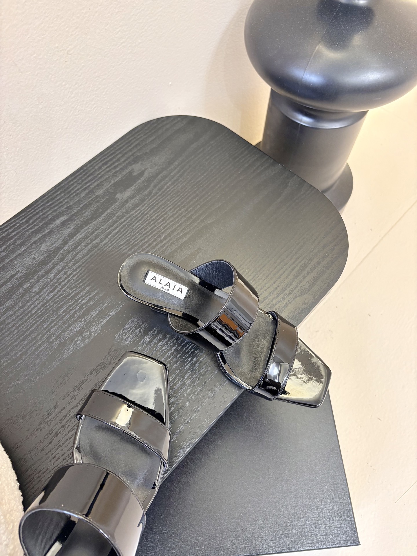 ALAiAI戟型高跟凉鞋小众品牌ALAiAI的戟型高跟凉鞋，采用深灰麂皮，质感细腻低调。鞋底几何造型灵感