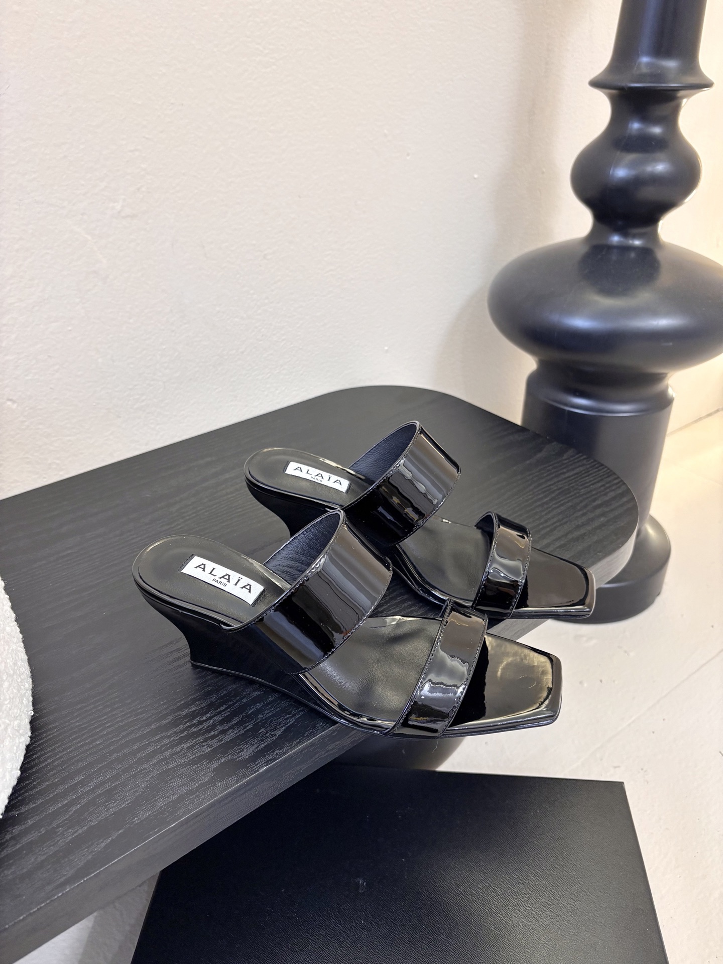 ALAiAI戟型高跟凉鞋小众品牌ALAiAI的戟型高跟凉鞋，采用深灰麂皮，质感细腻低调。鞋底几何造型灵感
