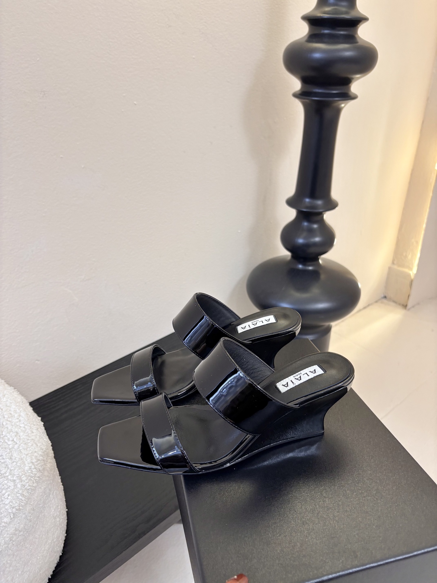 ALAiAI戟型高跟凉鞋小众品牌ALAiAI的戟型高跟凉鞋，采用深灰麂皮，质感细腻低调。鞋底几何造型灵感