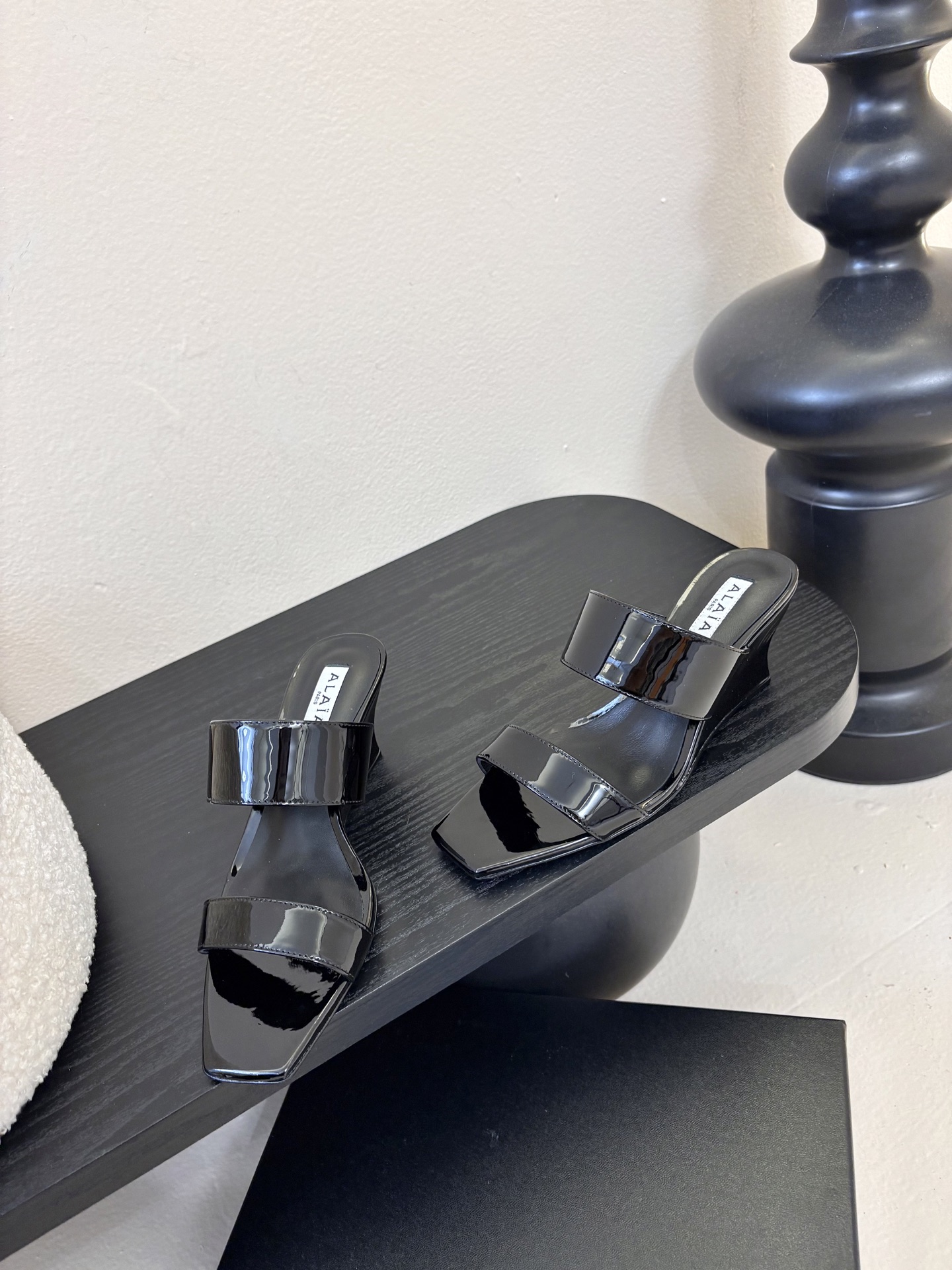 ALAiAI戟型高跟凉鞋小众品牌ALAiAI的戟型高跟凉鞋，采用深灰麂皮，质感细腻低调。鞋底几何造型灵感