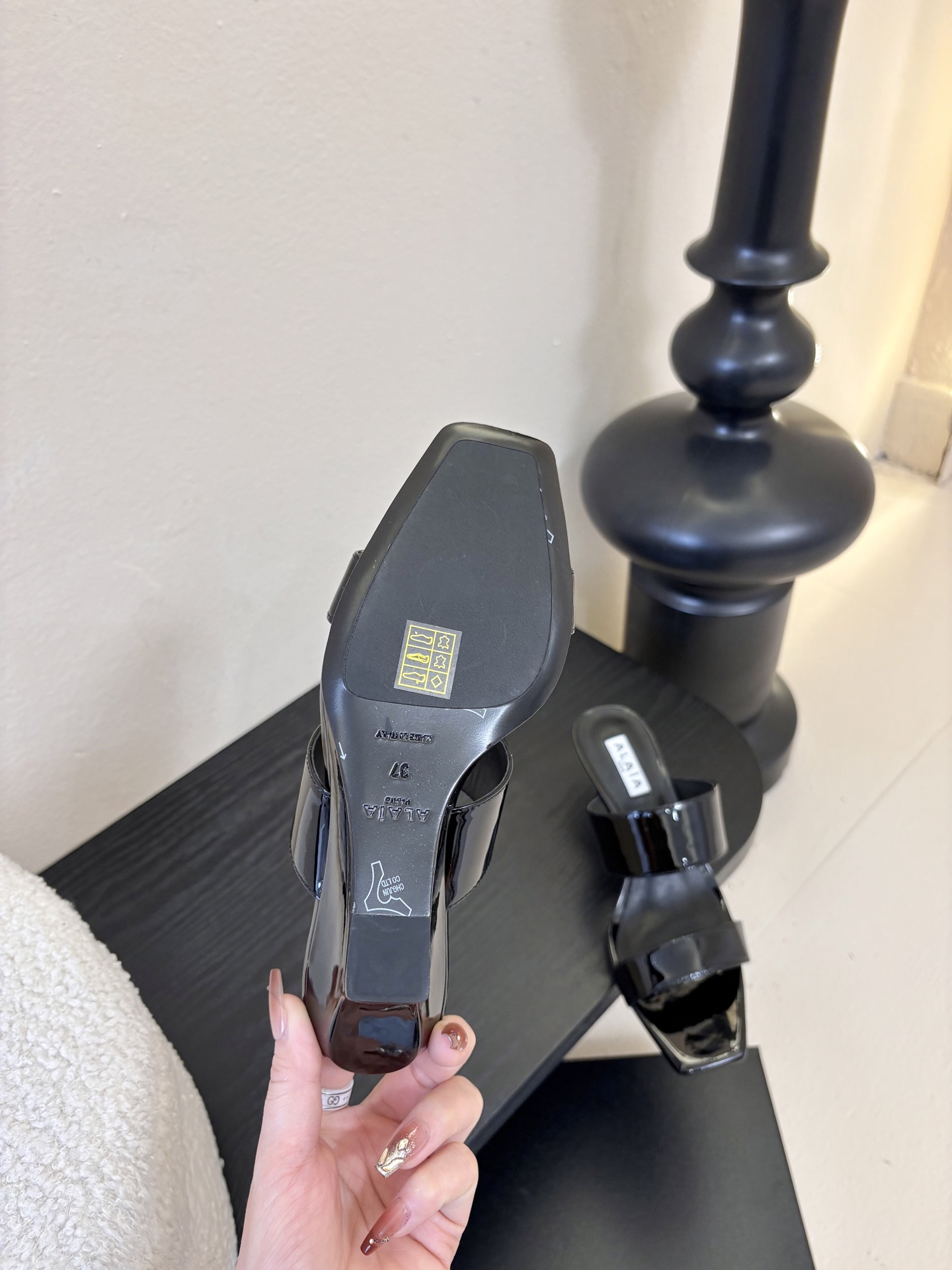 ALAiAI戟型高跟凉鞋小众品牌ALAiAI的戟型高跟凉鞋，采用深灰麂皮，质感细腻低调。鞋底几何造型灵感