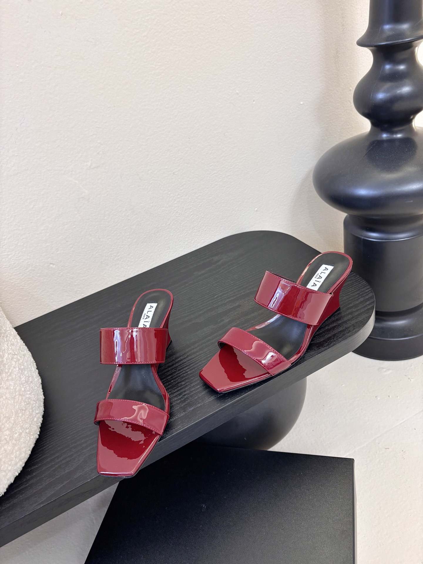 ALAiAI戟型高跟凉鞋小众品牌ALAiAI的戟型高跟凉鞋，采用深灰麂皮，质感细腻低调。鞋底几何造型灵感