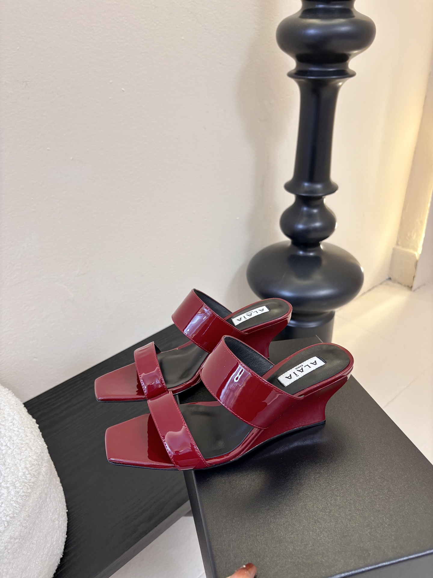 ALAiAI戟型高跟凉鞋小众品牌ALAiAI的戟型高跟凉鞋，采用深灰麂皮，质感细腻低调。鞋底几何造型灵感