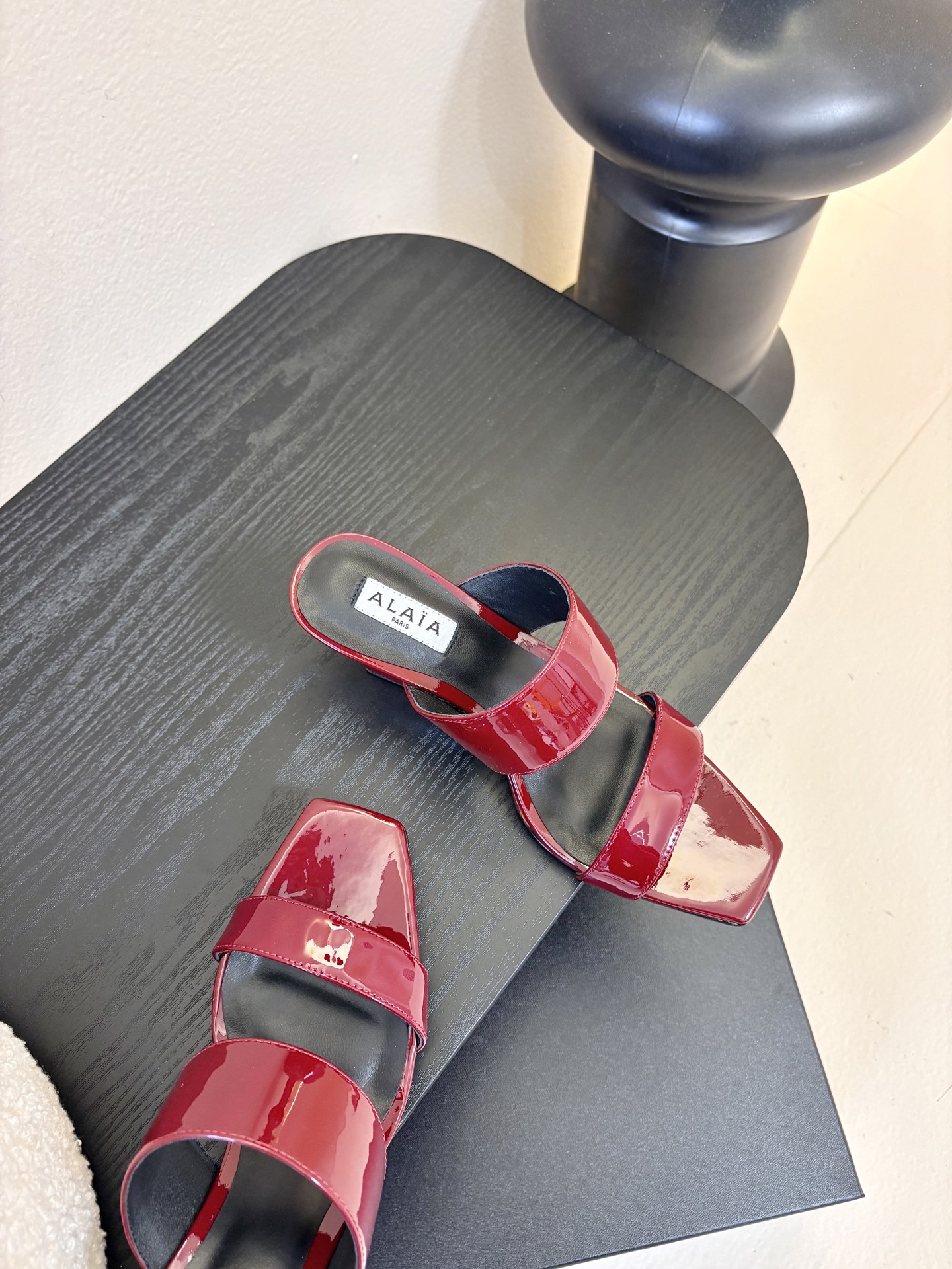 ALAiAI戟型高跟凉鞋小众品牌ALAiAI的戟型高跟凉鞋，采用深灰麂皮，质感细腻低调。鞋底几何造型灵感