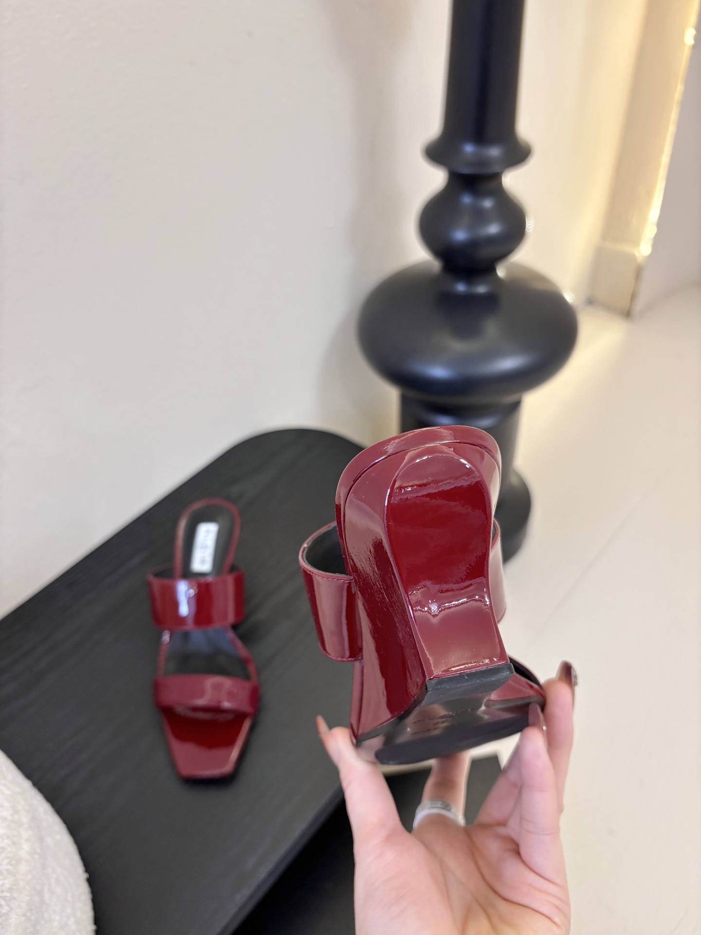 ALAiAI戟型高跟凉鞋小众品牌ALAiAI的戟型高跟凉鞋，采用深灰麂皮，质感细腻低调。鞋底几何造型灵感