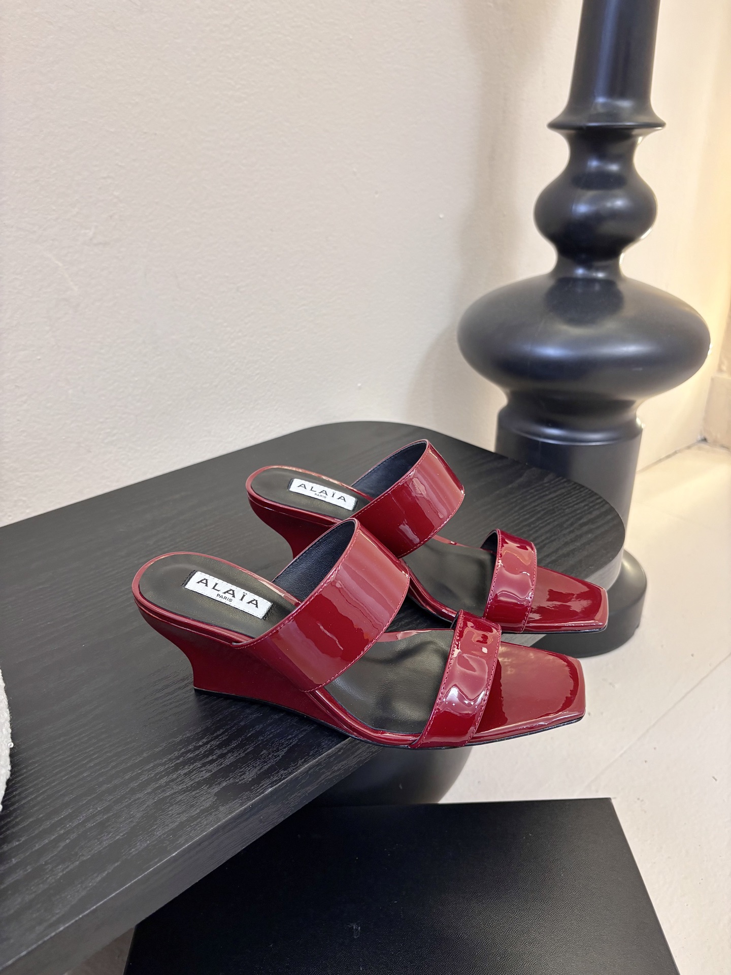 ALAiAI戟型高跟凉鞋小众品牌ALAiAI的戟型高跟凉鞋，采用深灰麂皮，质感细腻低调。鞋底几何造型灵感