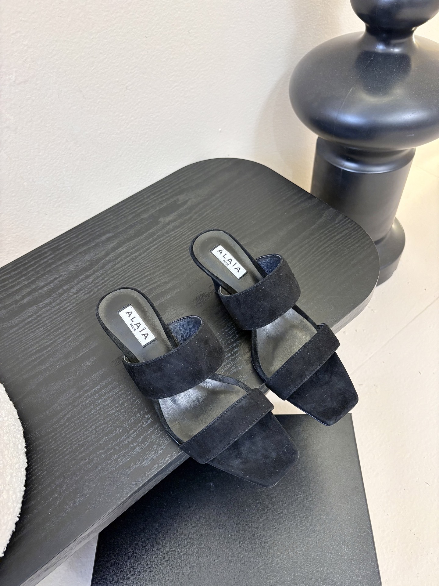 ALAiAI戟型高跟凉鞋小众品牌ALAiAI的戟型高跟凉鞋，采用深灰麂皮，质感细腻低调。鞋底几何造型灵感