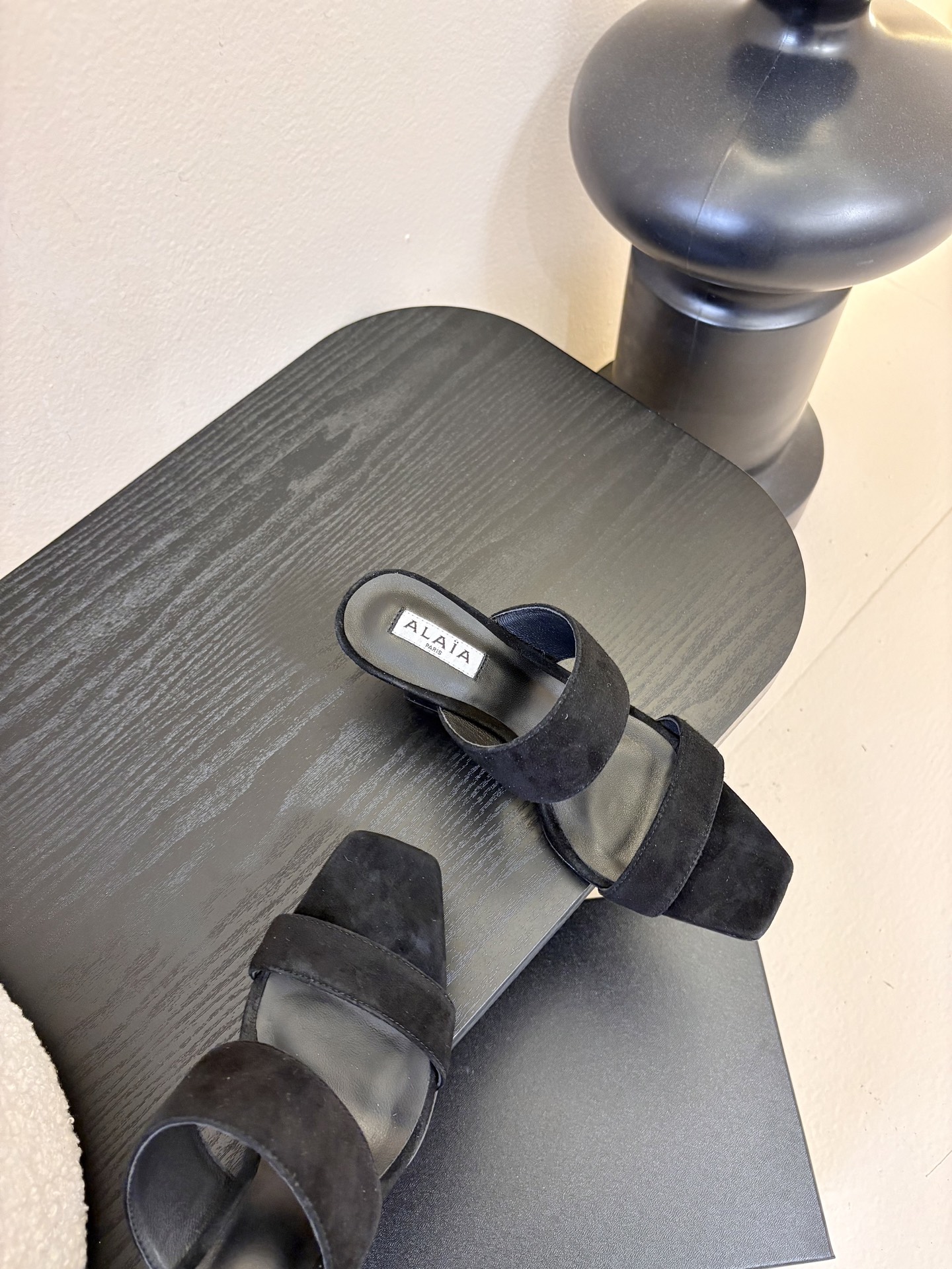 ALAiAI戟型高跟凉鞋小众品牌ALAiAI的戟型高跟凉鞋，采用深灰麂皮，质感细腻低调。鞋底几何造型灵感