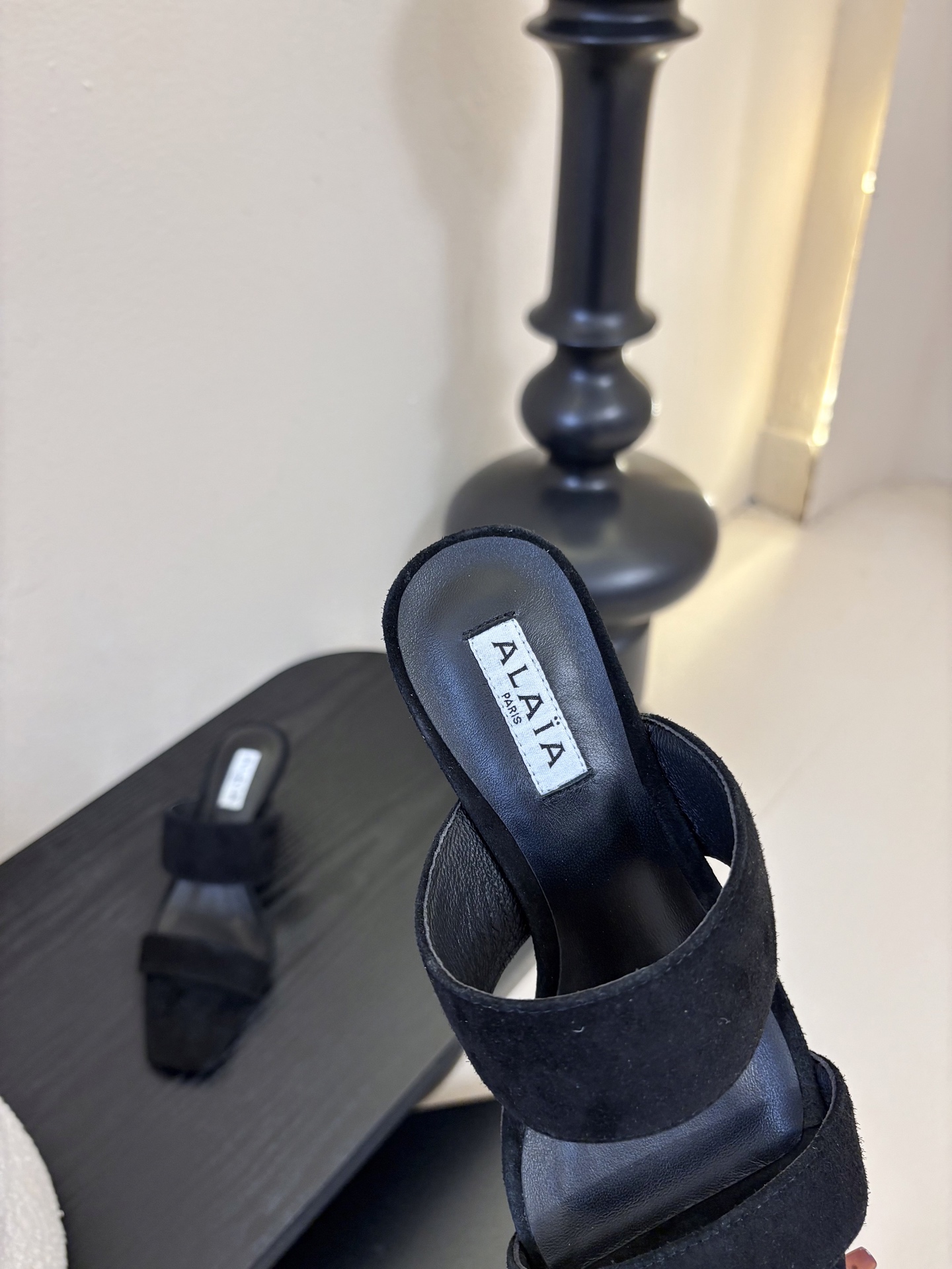 ALAiAI戟型高跟凉鞋小众品牌ALAiAI的戟型高跟凉鞋，采用深灰麂皮，质感细腻低调。鞋底几何造型灵感