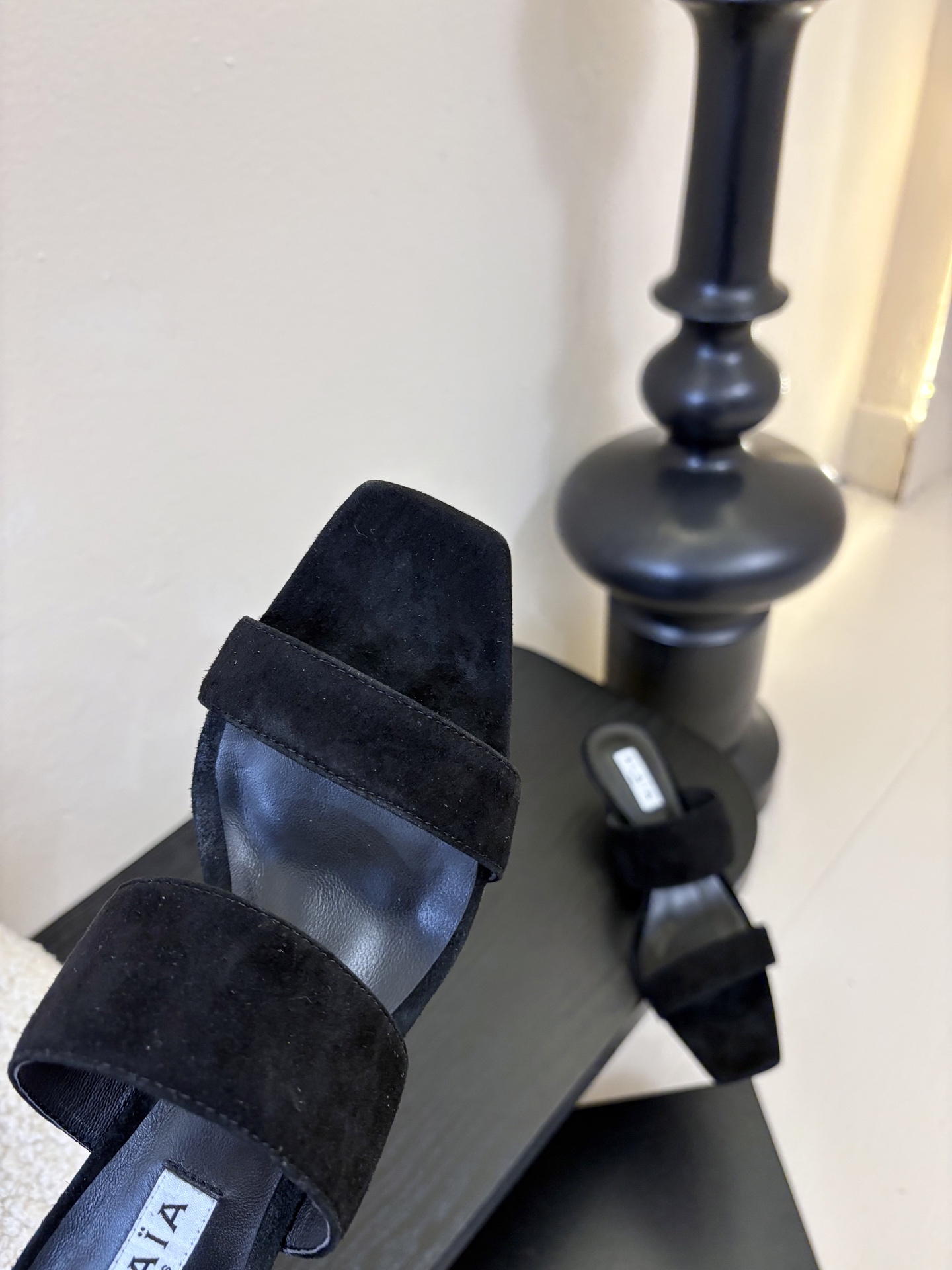 ALAiAI戟型高跟凉鞋小众品牌ALAiAI的戟型高跟凉鞋，采用深灰麂皮，质感细腻低调。鞋底几何造型灵感