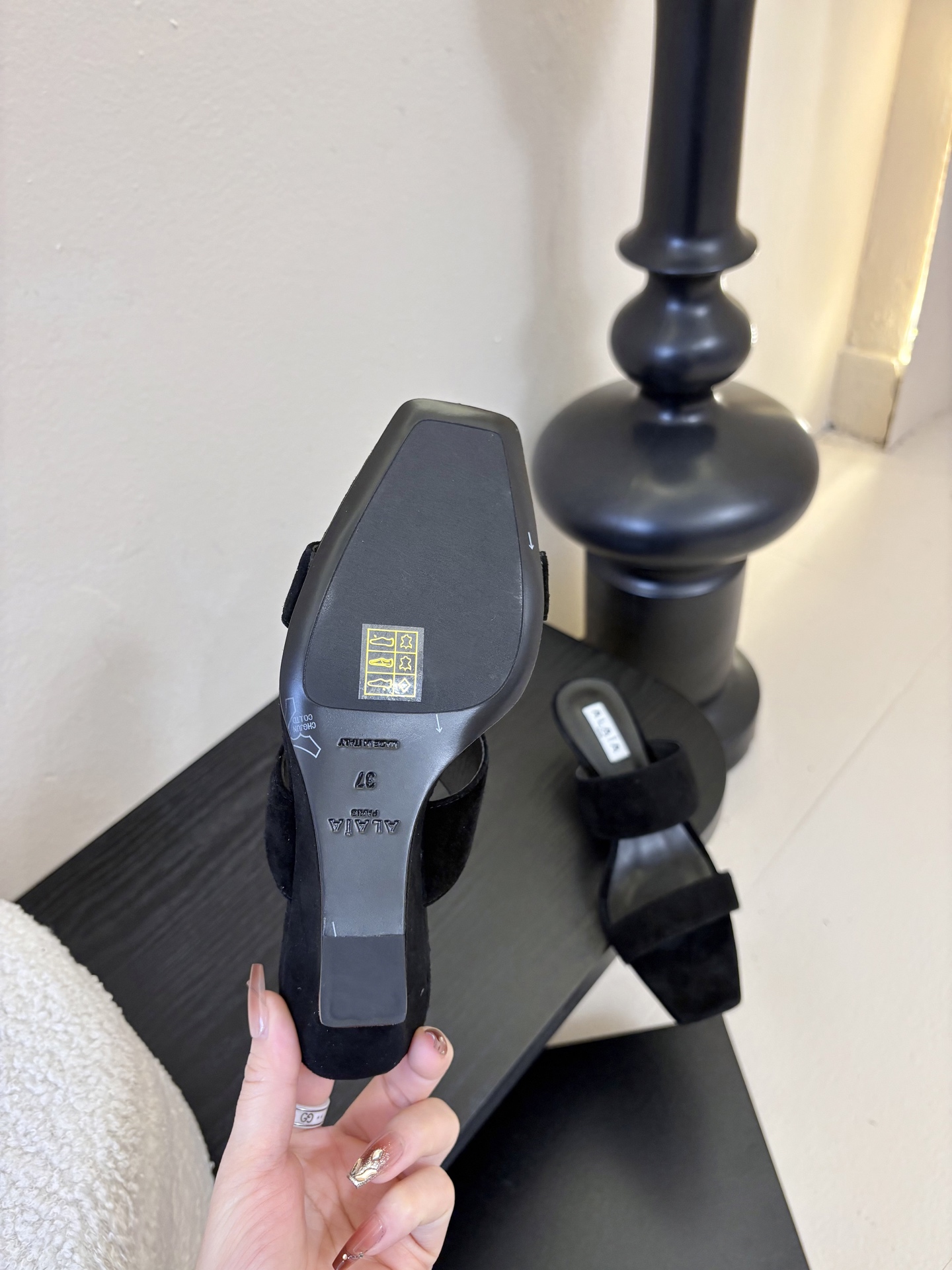 ALAiAI戟型高跟凉鞋小众品牌ALAiAI的戟型高跟凉鞋，采用深灰麂皮，质感细腻低调。鞋底几何造型灵感