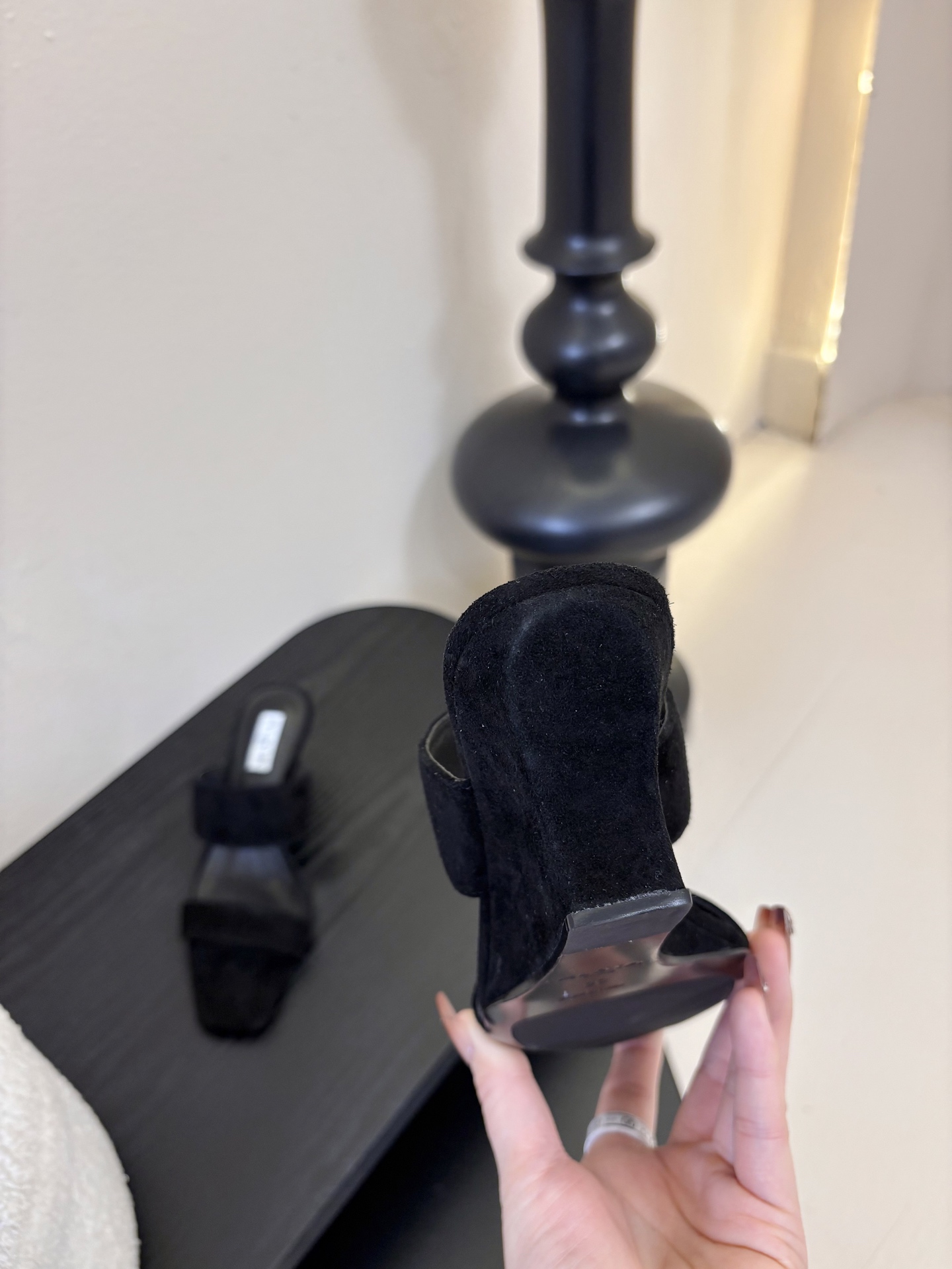 ALAiAI戟型高跟凉鞋小众品牌ALAiAI的戟型高跟凉鞋，采用深灰麂皮，质感细腻低调。鞋底几何造型灵感