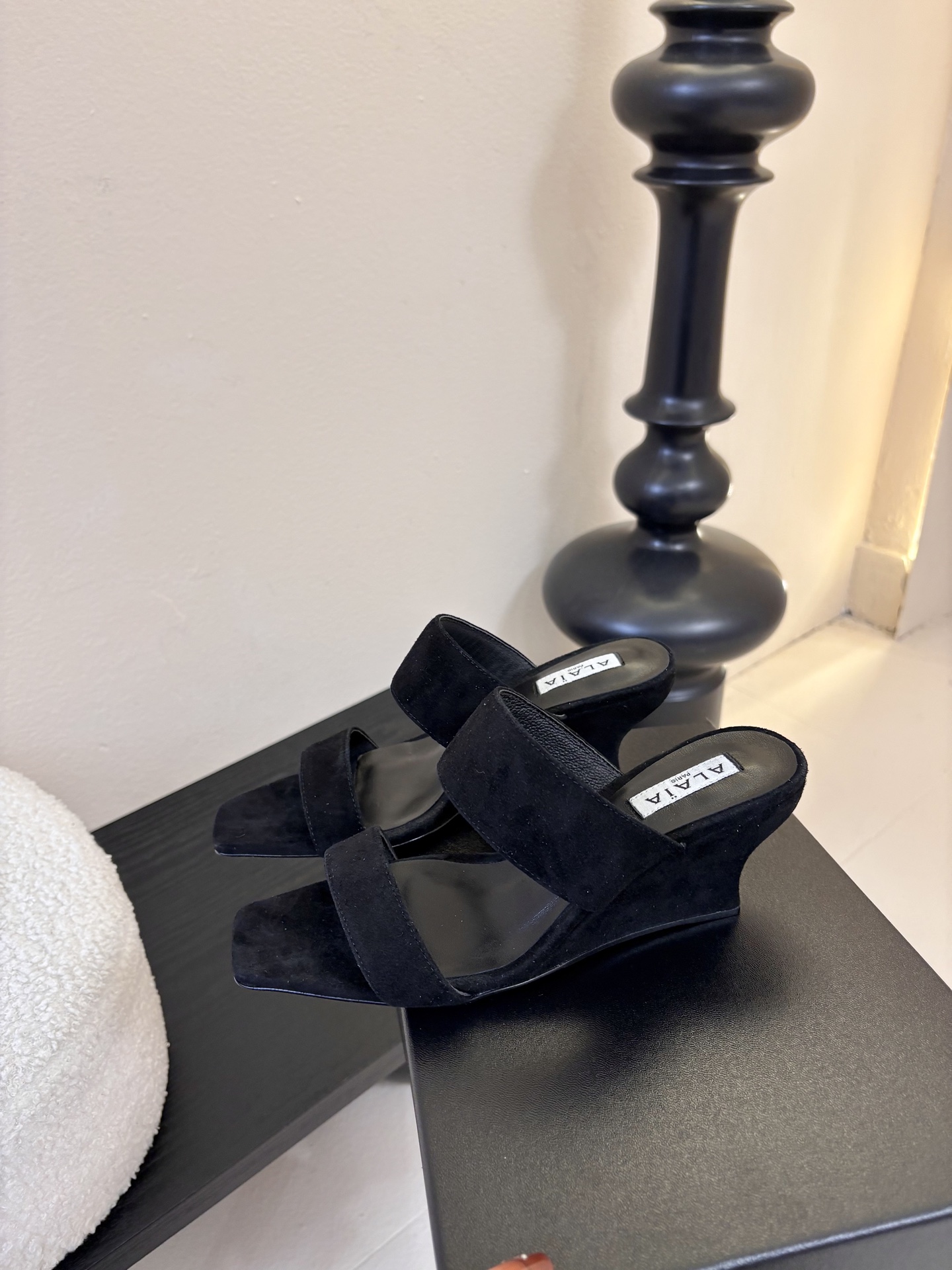 ALAiAI戟型高跟凉鞋小众品牌ALAiAI的戟型高跟凉鞋，采用深灰麂皮，质感细腻低调。鞋底几何造型灵感