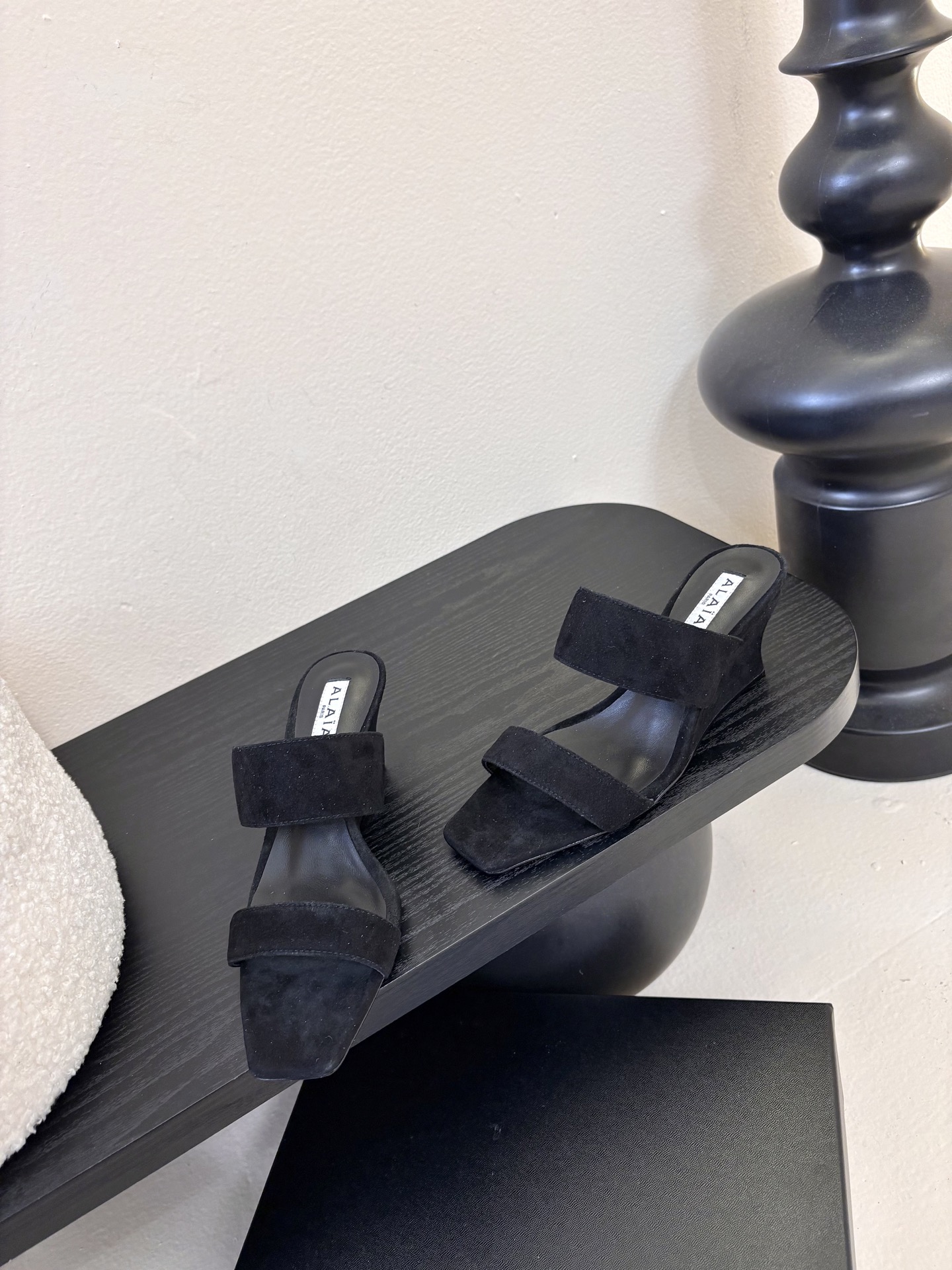 ALAiAI戟型高跟凉鞋小众品牌ALAiAI的戟型高跟凉鞋，采用深灰麂皮，质感细腻低调。鞋底几何造型灵感