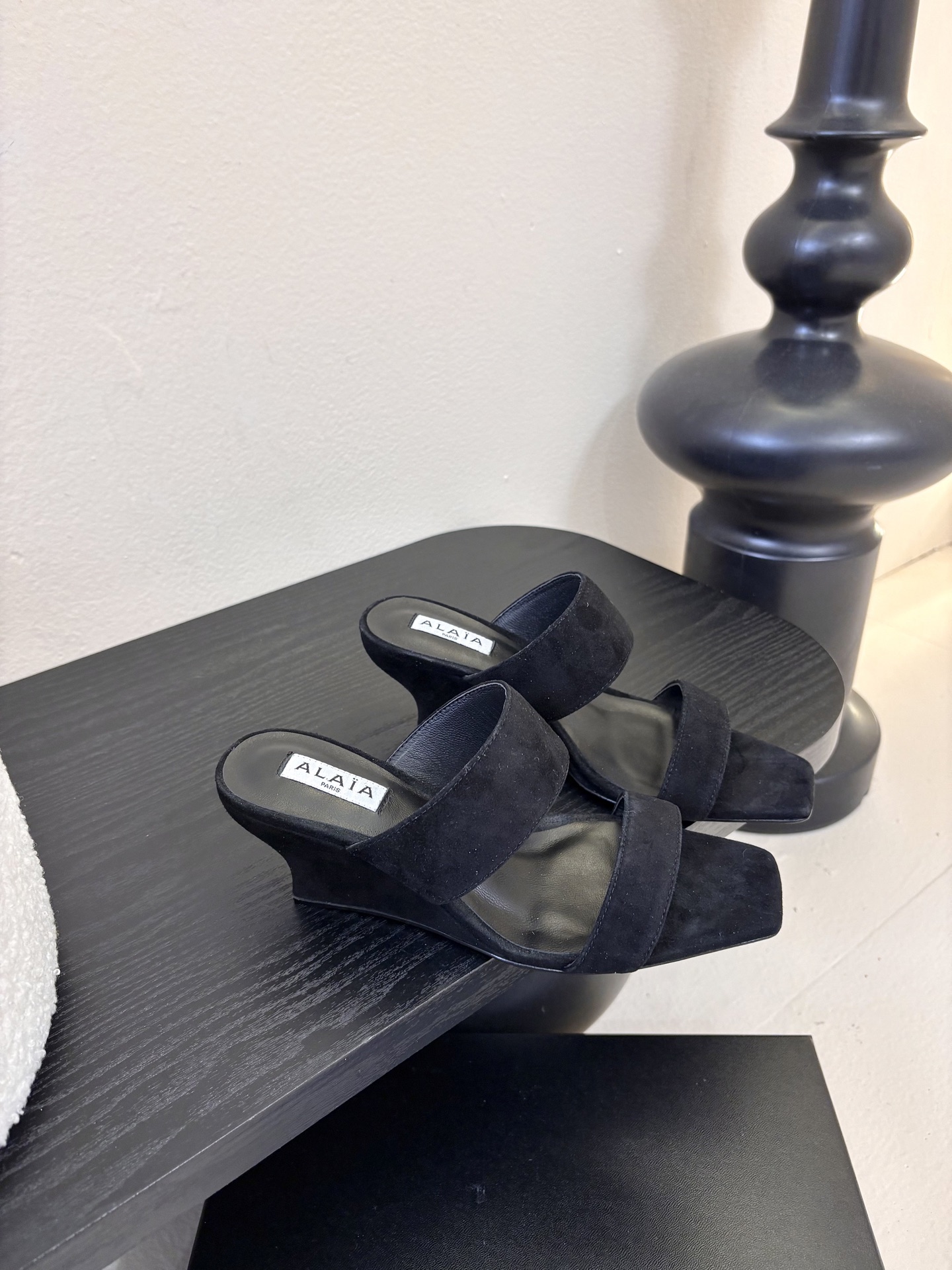 ALAiAI戟型高跟凉鞋小众品牌ALAiAI的戟型高跟凉鞋，采用深灰麂皮，质感细腻低调。鞋底几何造型灵感