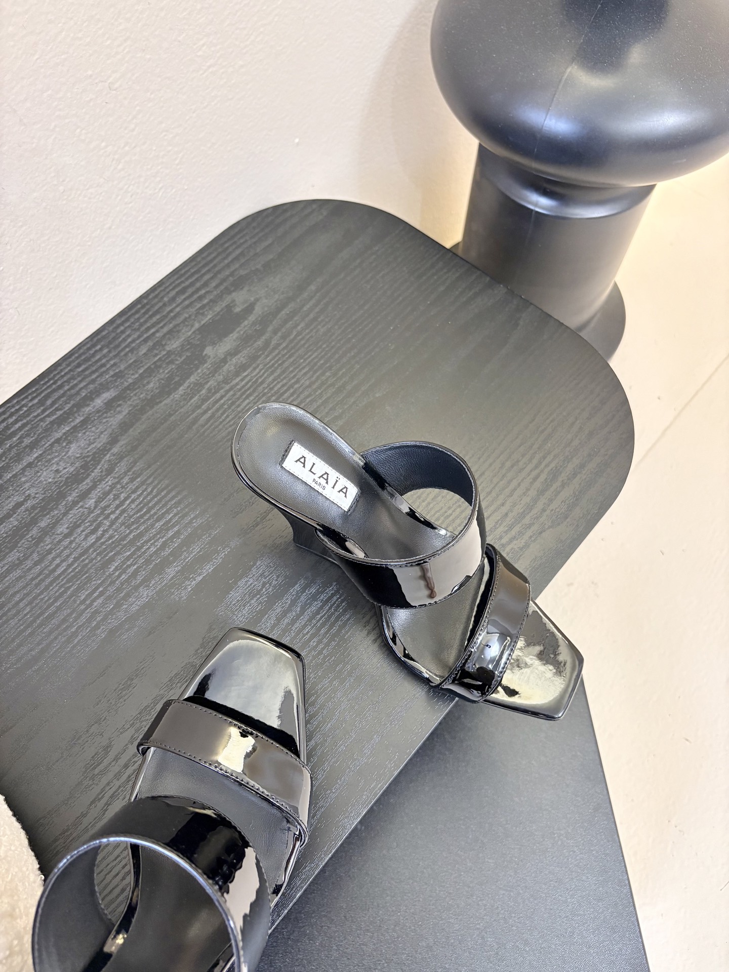 ALAiAI戟型高跟凉鞋小众品牌ALAiAI的戟型高跟凉鞋，采用深灰麂皮，质感细腻低调。鞋底几何造型灵感