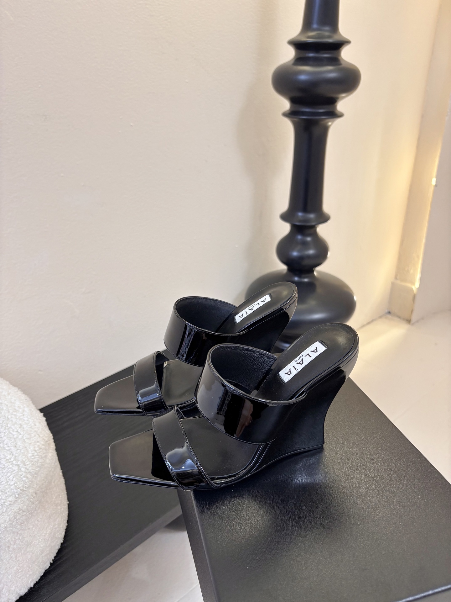 ALAiAI戟型高跟凉鞋小众品牌ALAiAI的戟型高跟凉鞋，采用深灰麂皮，质感细腻低调。鞋底几何造型灵感