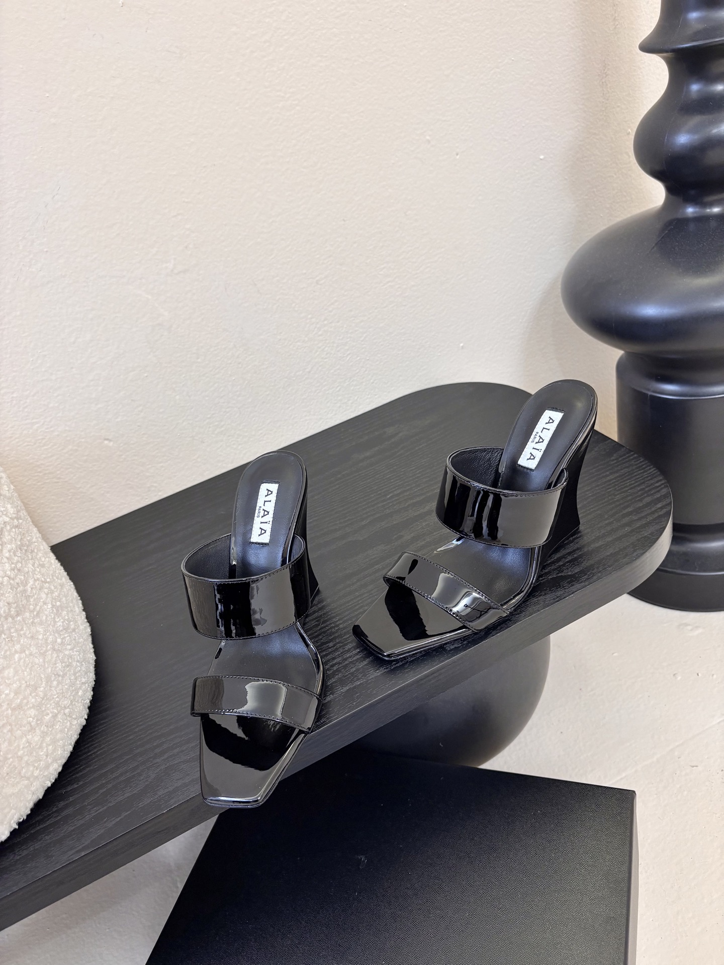 ALAiAI戟型高跟凉鞋小众品牌ALAiAI的戟型高跟凉鞋，采用深灰麂皮，质感细腻低调。鞋底几何造型灵感