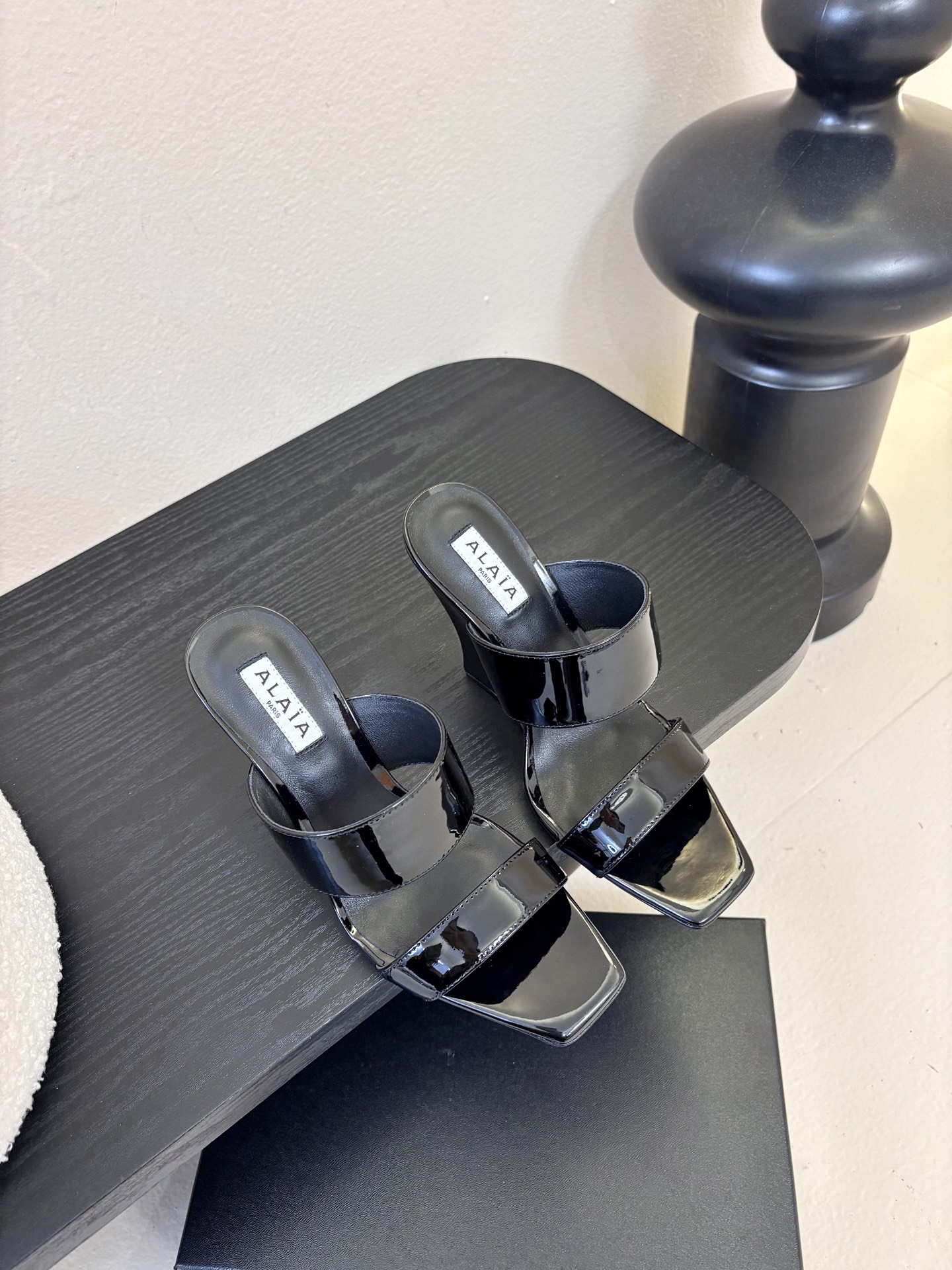 ALAiAI戟型高跟凉鞋小众品牌ALAiAI的戟型高跟凉鞋，采用深灰麂皮，质感细腻低调。鞋底几何造型灵感