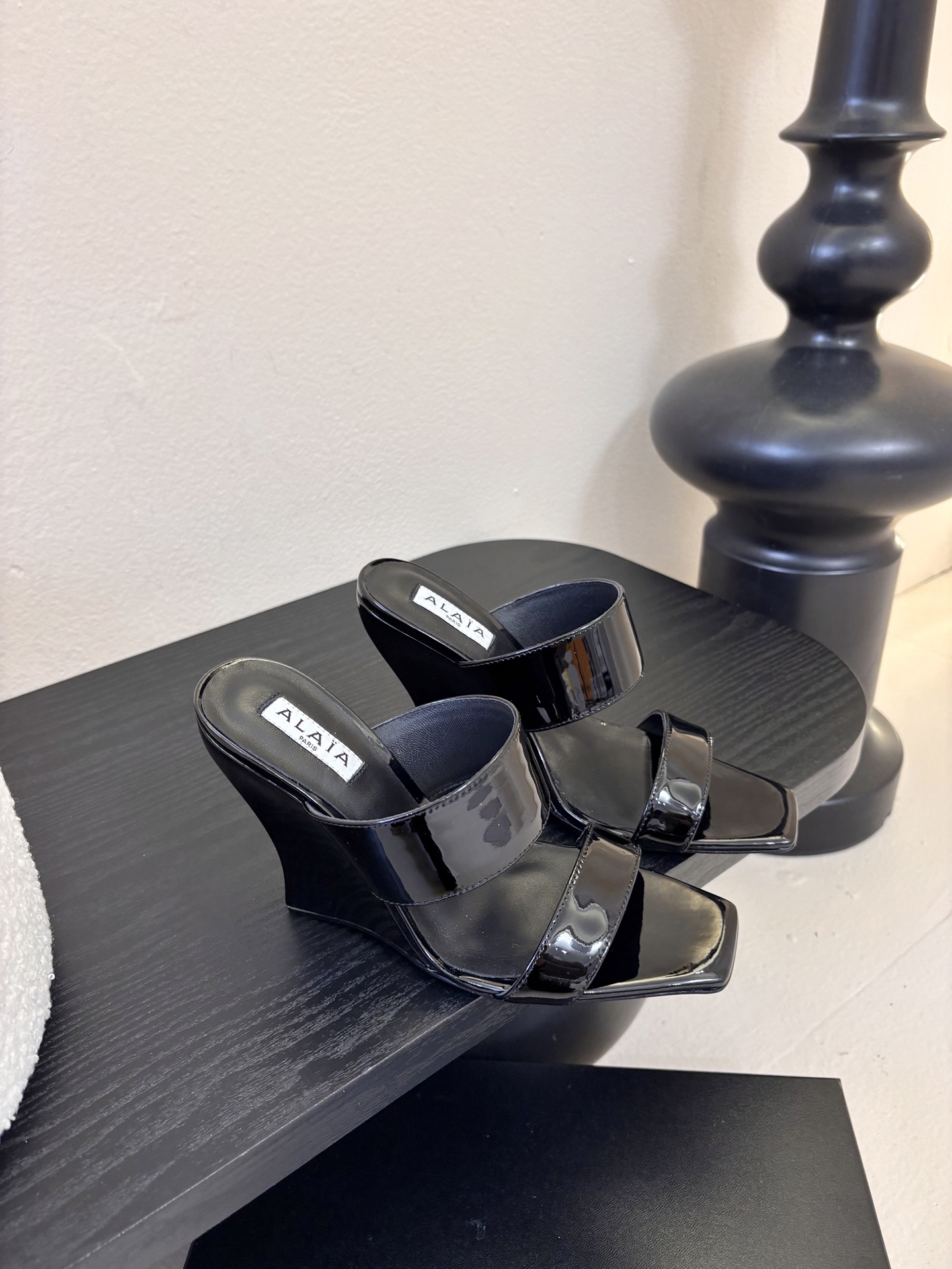 ALAiAI戟型高跟凉鞋小众品牌ALAiAI的戟型高跟凉鞋，采用深灰麂皮，质感细腻低调。鞋底几何造型灵感
