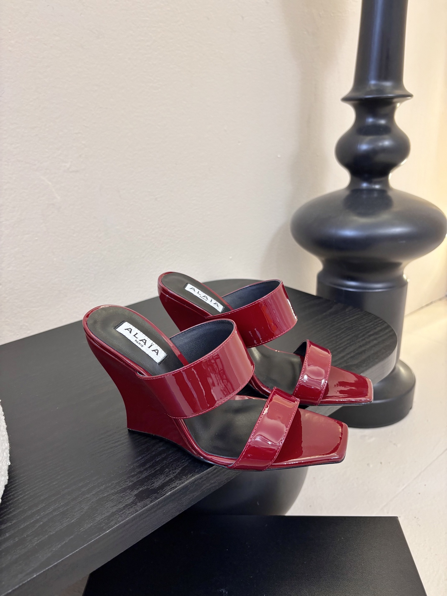 ALAiAI戟型高跟凉鞋小众品牌ALAiAI的戟型高跟凉鞋，采用深灰麂皮，质感细腻低调。鞋底几何造型灵感