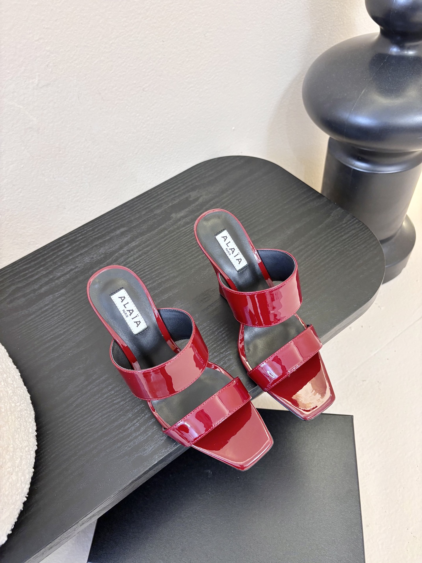 ALAiAI戟型高跟凉鞋小众品牌ALAiAI的戟型高跟凉鞋，采用深灰麂皮，质感细腻低调。鞋底几何造型灵感