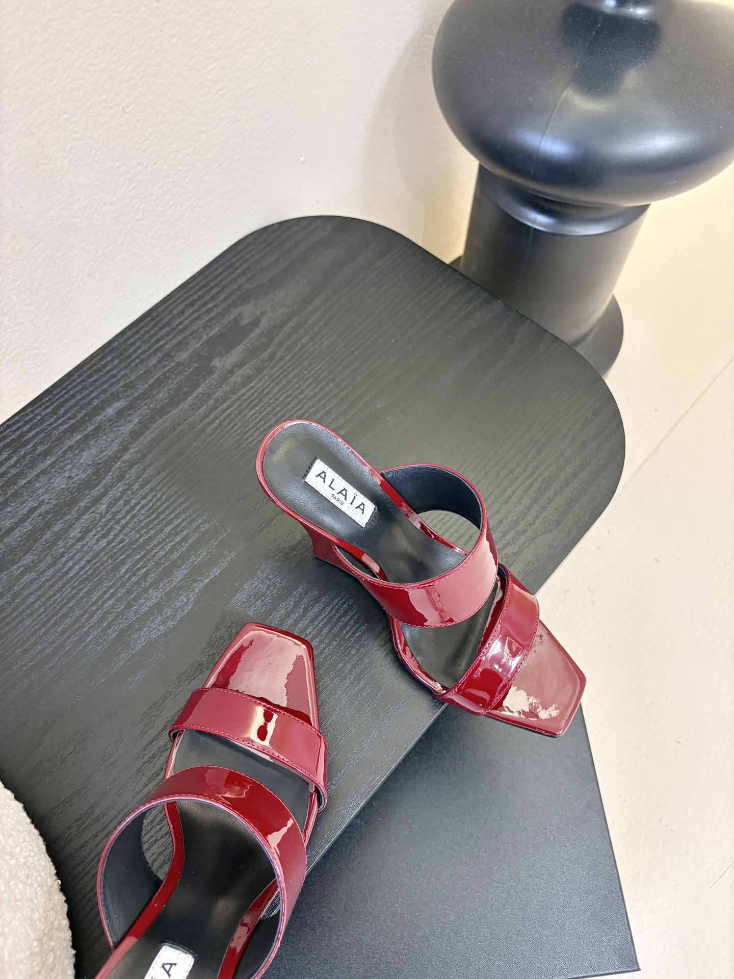 ALAiAI戟型高跟凉鞋小众品牌ALAiAI的戟型高跟凉鞋，采用深灰麂皮，质感细腻低调。鞋底几何造型灵感