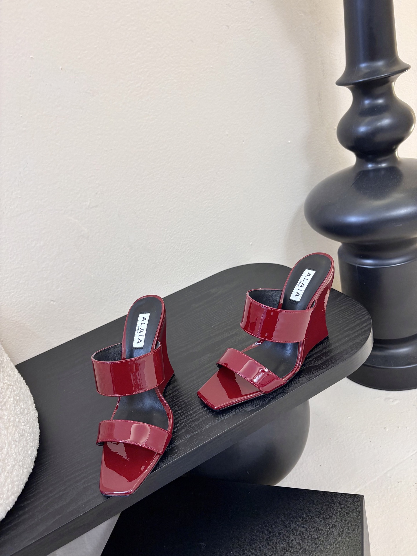 ALAiAI戟型高跟凉鞋小众品牌ALAiAI的戟型高跟凉鞋，采用深灰麂皮，质感细腻低调。鞋底几何造型灵感