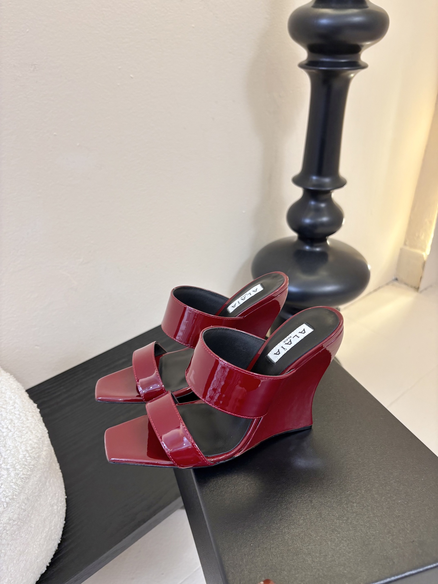 ALAiAI戟型高跟凉鞋小众品牌ALAiAI的戟型高跟凉鞋，采用深灰麂皮，质感细腻低调。鞋底几何造型灵感