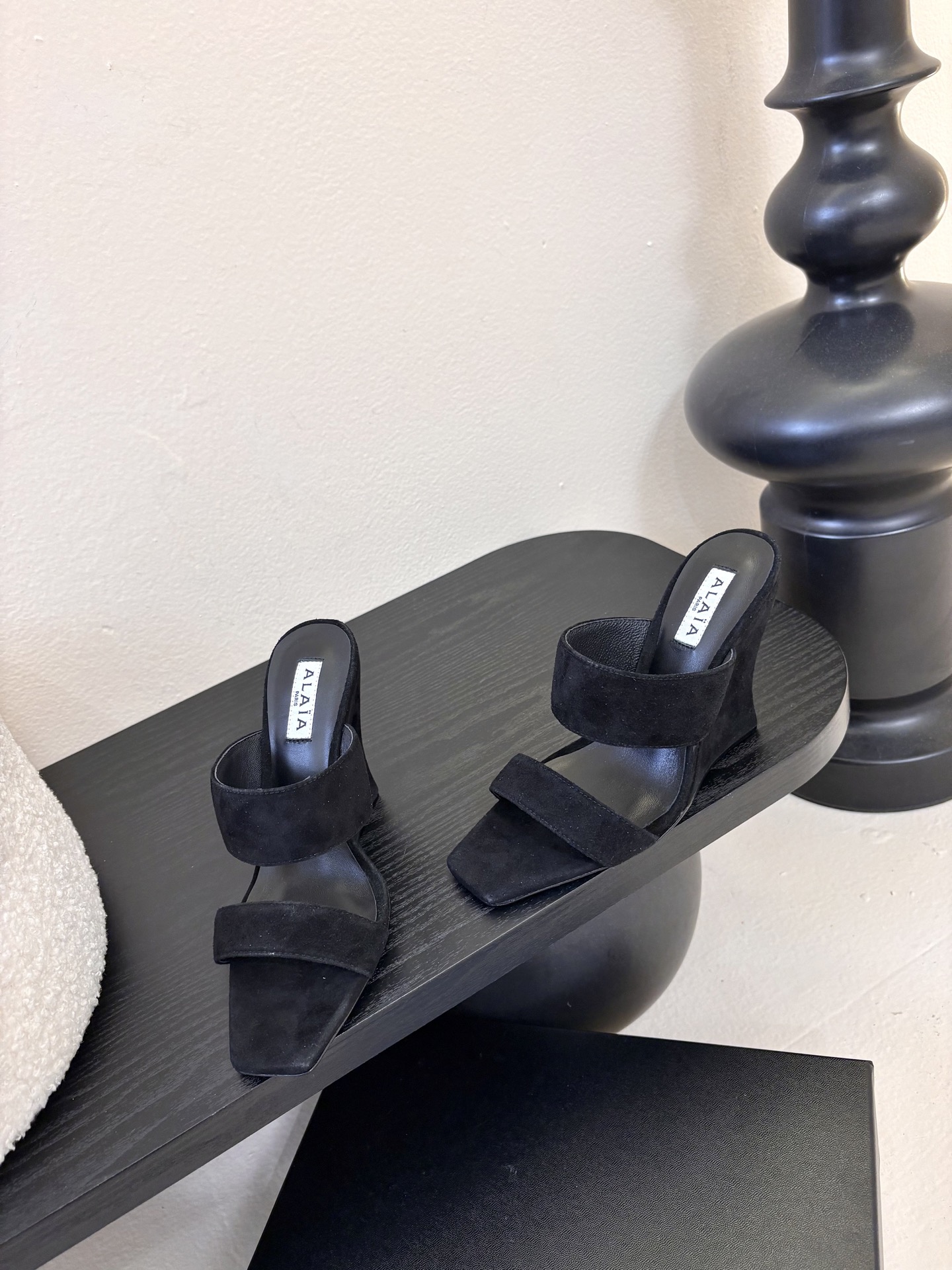 ALAiAI戟型高跟凉鞋小众品牌ALAiAI的戟型高跟凉鞋，采用深灰麂皮，质感细腻低调。鞋底几何造型灵感