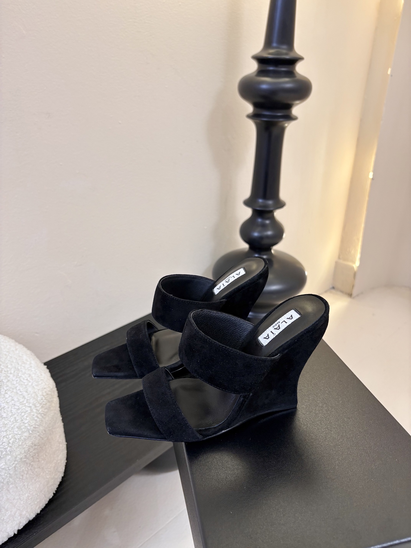 ALAiAI戟型高跟凉鞋小众品牌ALAiAI的戟型高跟凉鞋，采用深灰麂皮，质感细腻低调。鞋底几何造型灵感