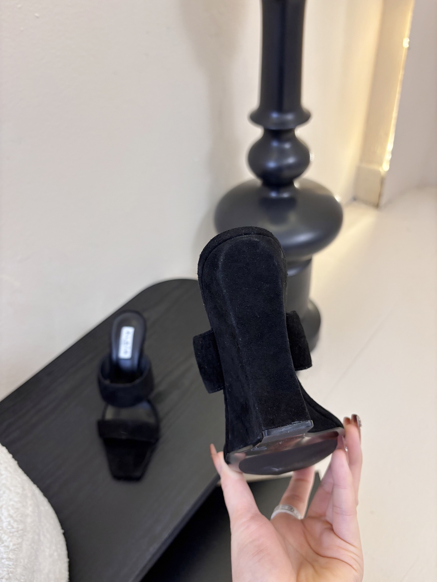 ALAiAI戟型高跟凉鞋小众品牌ALAiAI的戟型高跟凉鞋，采用深灰麂皮，质感细腻低调。鞋底几何造型灵感