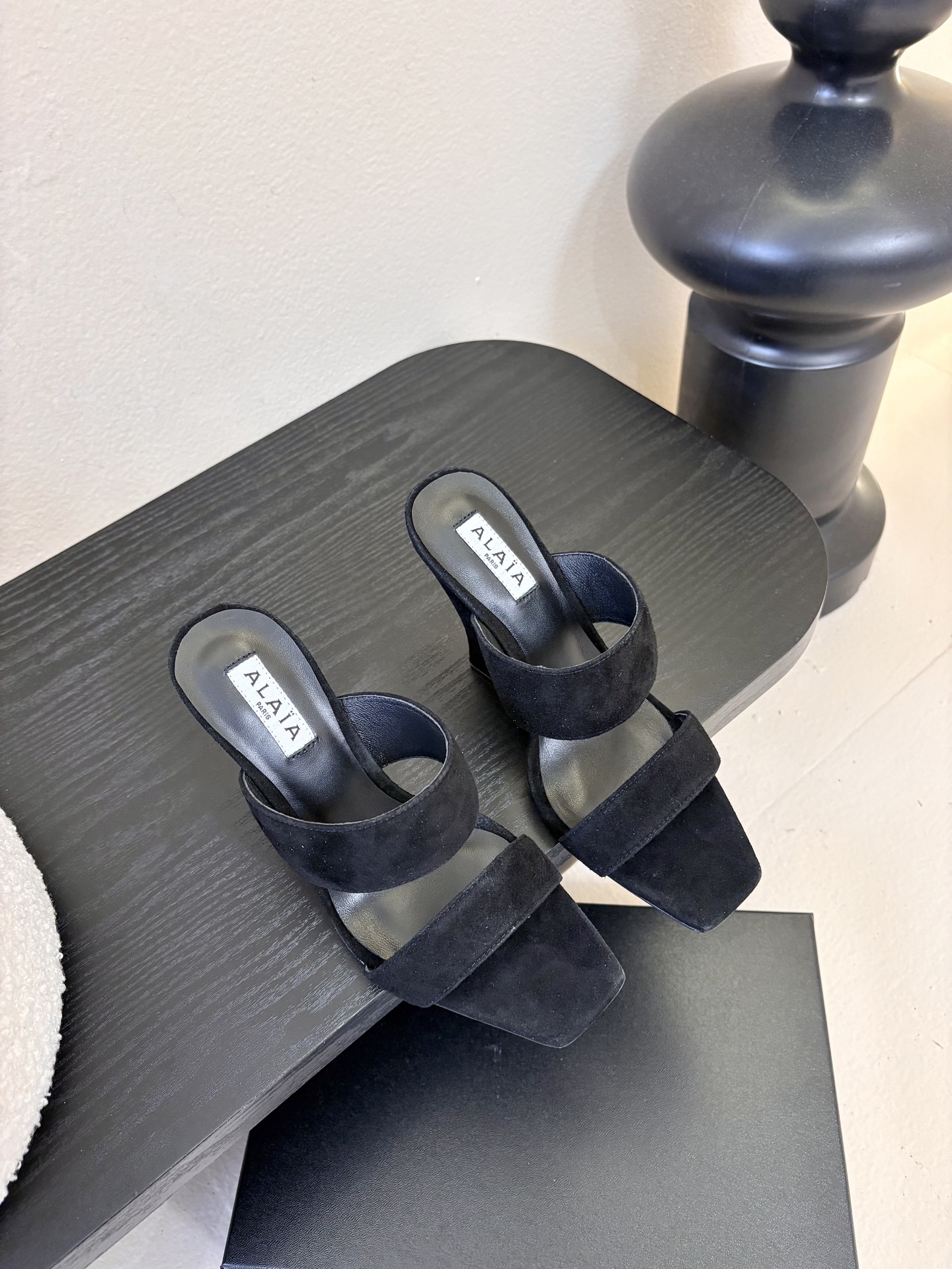 ALAiAI戟型高跟凉鞋小众品牌ALAiAI的戟型高跟凉鞋，采用深灰麂皮，质感细腻低调。鞋底几何造型灵感