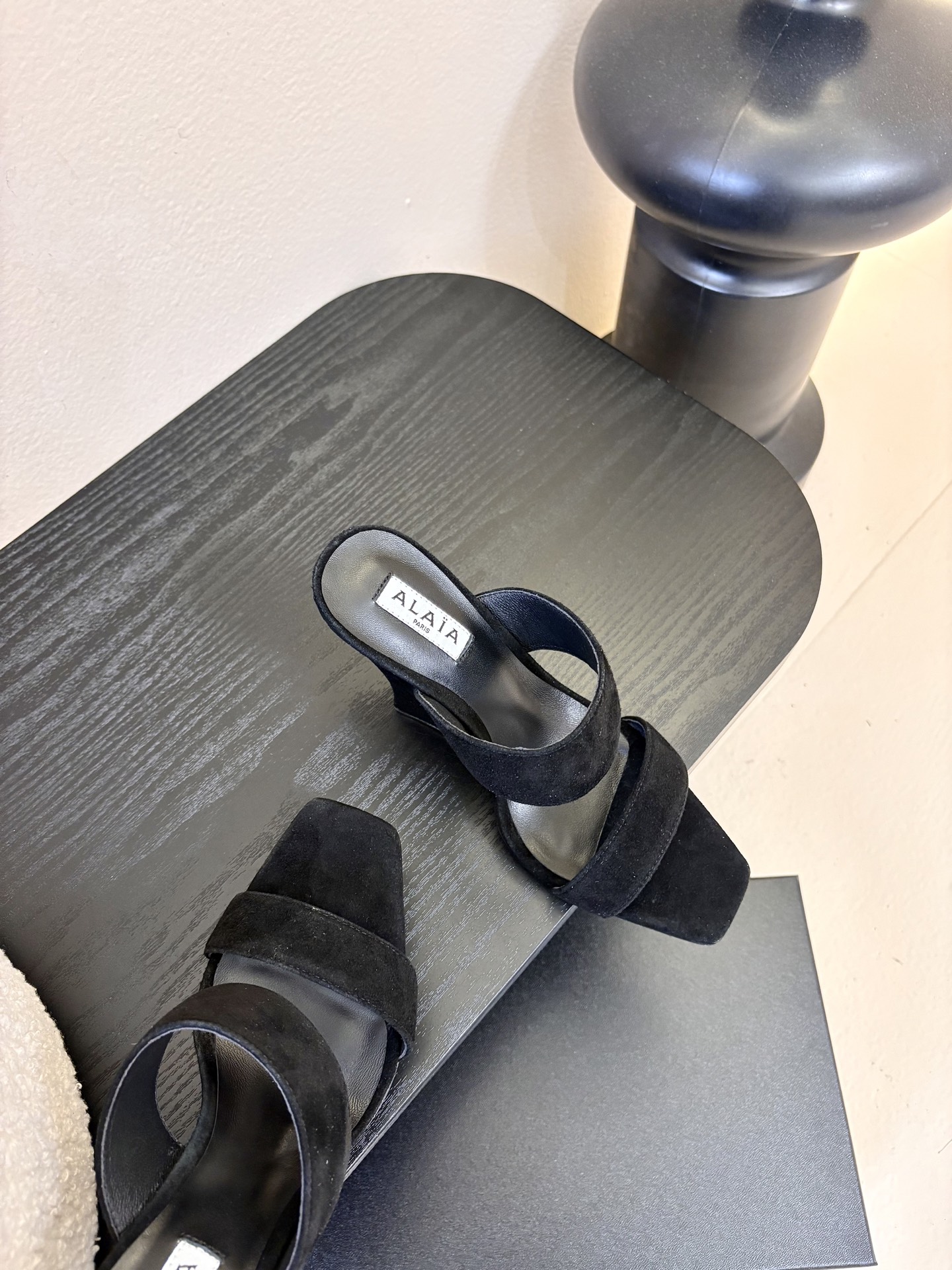 ALAiAI戟型高跟凉鞋小众品牌ALAiAI的戟型高跟凉鞋，采用深灰麂皮，质感细腻低调。鞋底几何造型灵感