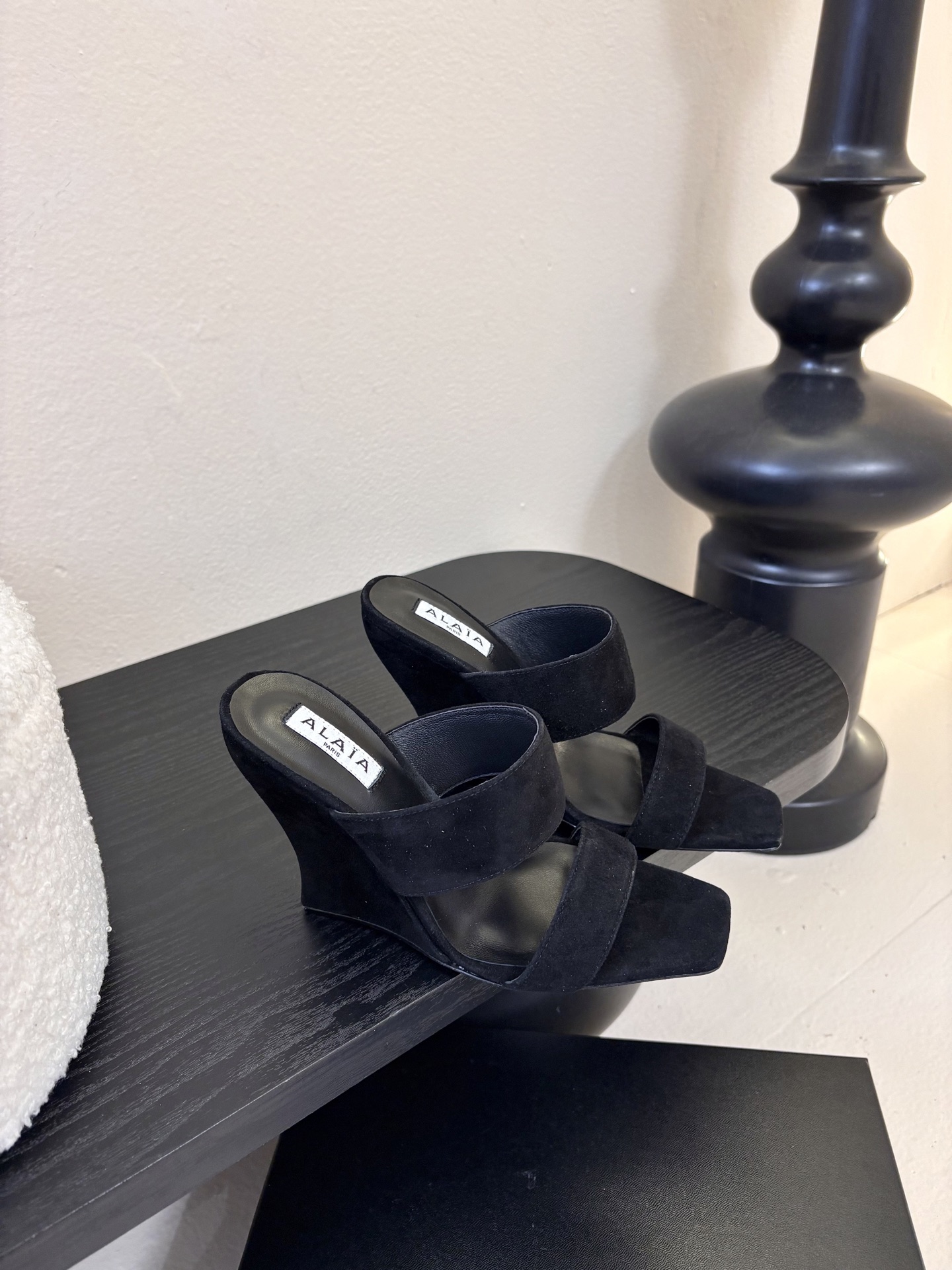 ALAiAI戟型高跟凉鞋小众品牌ALAiAI的戟型高跟凉鞋，采用深灰麂皮，质感细腻低调。鞋底几何造型灵感