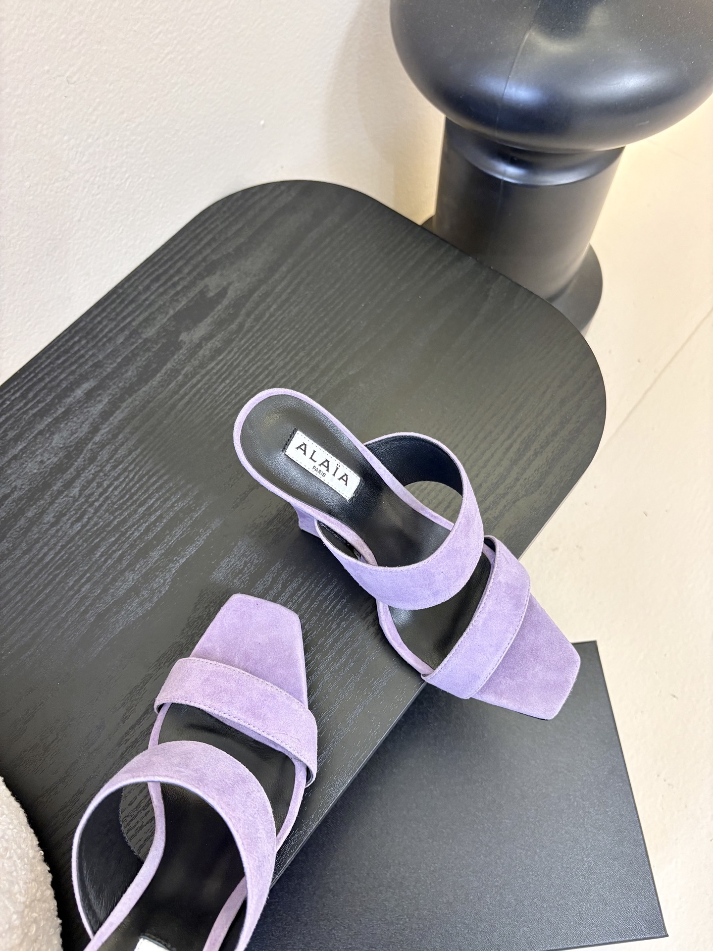 ALAiAI戟型高跟凉鞋小众品牌ALAiAI的戟型高跟凉鞋，采用深灰麂皮，质感细腻低调。鞋底几何造型灵感