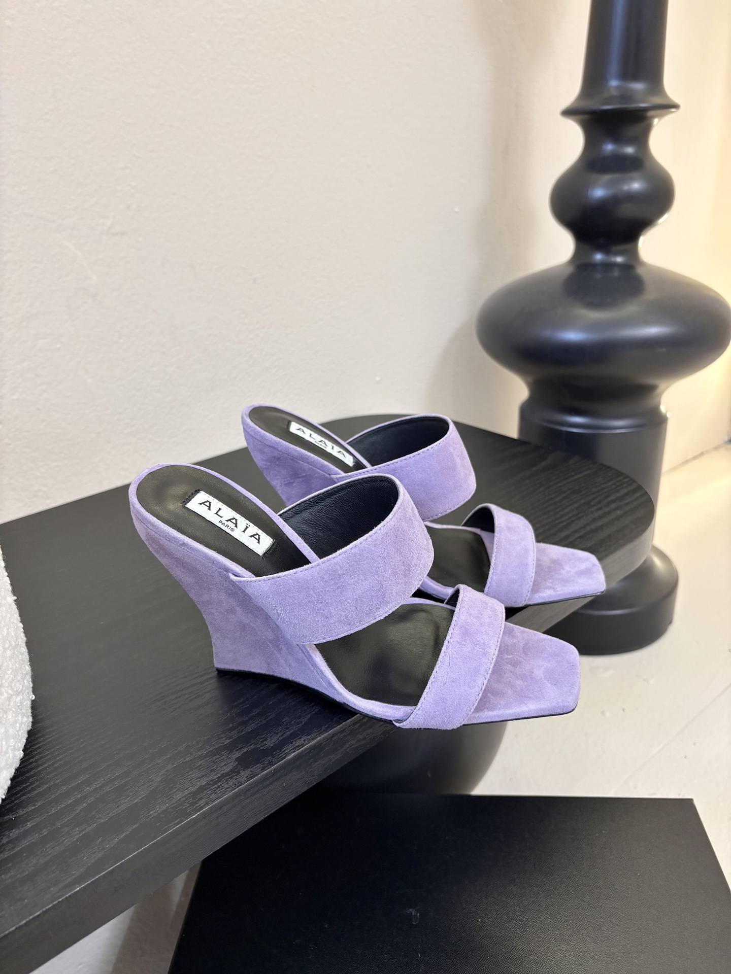 ALAiAI戟型高跟凉鞋小众品牌ALAiAI的戟型高跟凉鞋，采用深灰麂皮，质感细腻低调。鞋底几何造型灵感