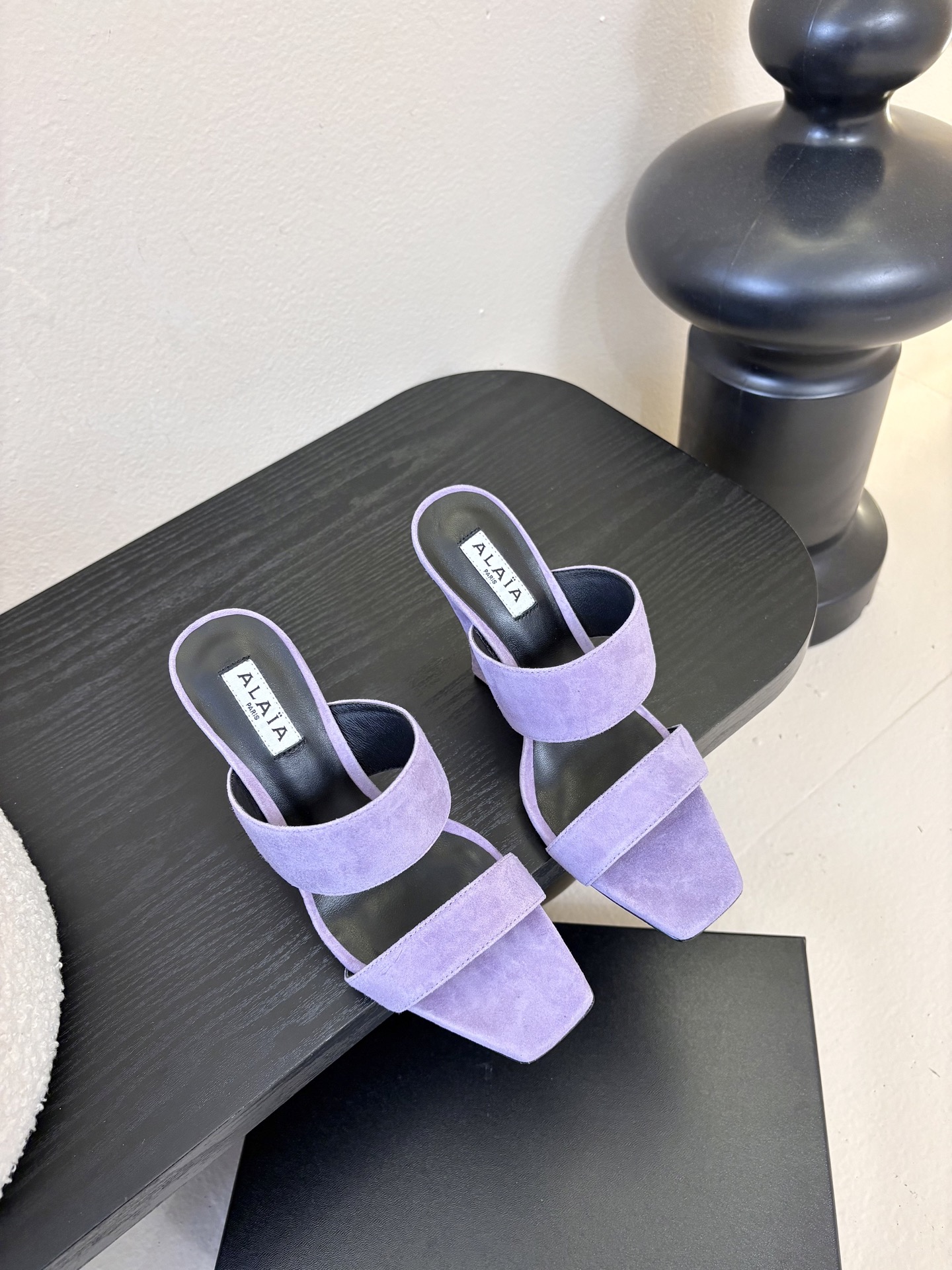 ALAiAI戟型高跟凉鞋小众品牌ALAiAI的戟型高跟凉鞋，采用深灰麂皮，质感细腻低调。鞋底几何造型灵感