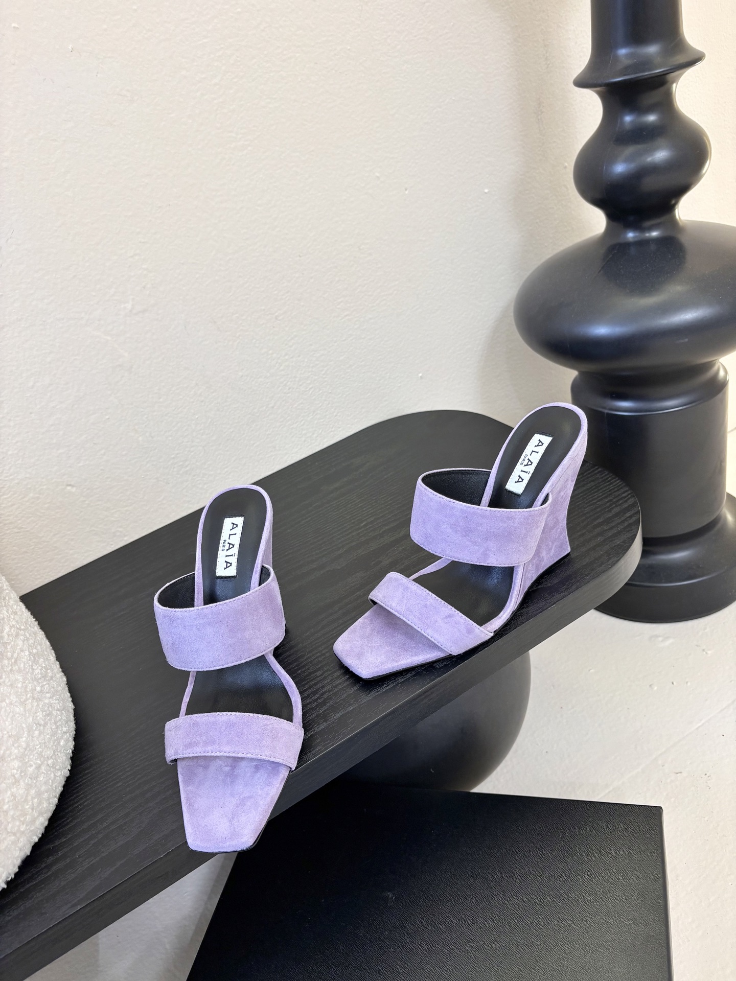 ALAiAI戟型高跟凉鞋小众品牌ALAiAI的戟型高跟凉鞋，采用深灰麂皮，质感细腻低调。鞋底几何造型灵感