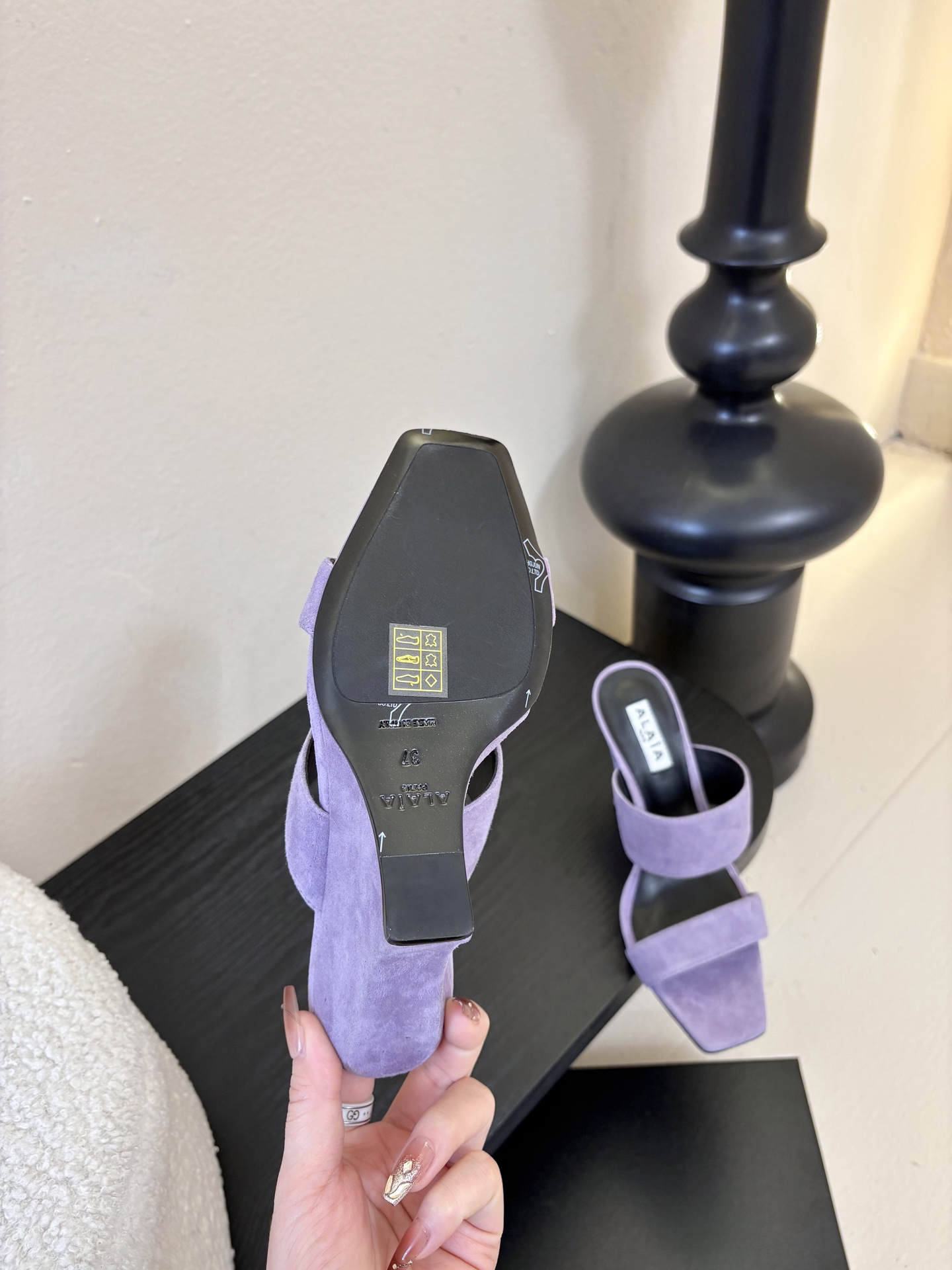 ALAiAI戟型高跟凉鞋小众品牌ALAiAI的戟型高跟凉鞋，采用深灰麂皮，质感细腻低调。鞋底几何造型灵感