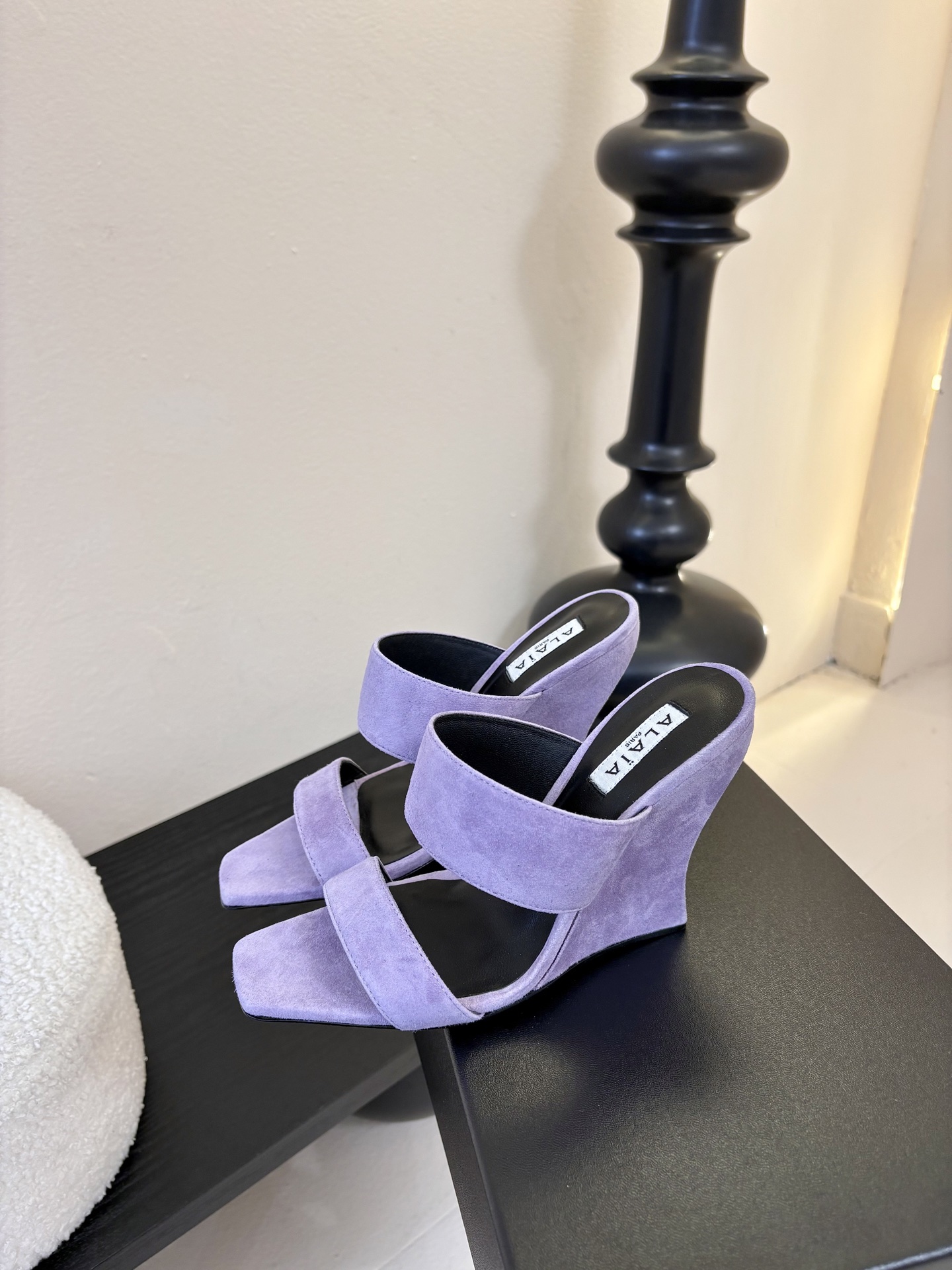 ALAiAI戟型高跟凉鞋小众品牌ALAiAI的戟型高跟凉鞋，采用深灰麂皮，质感细腻低调。鞋底几何造型灵感