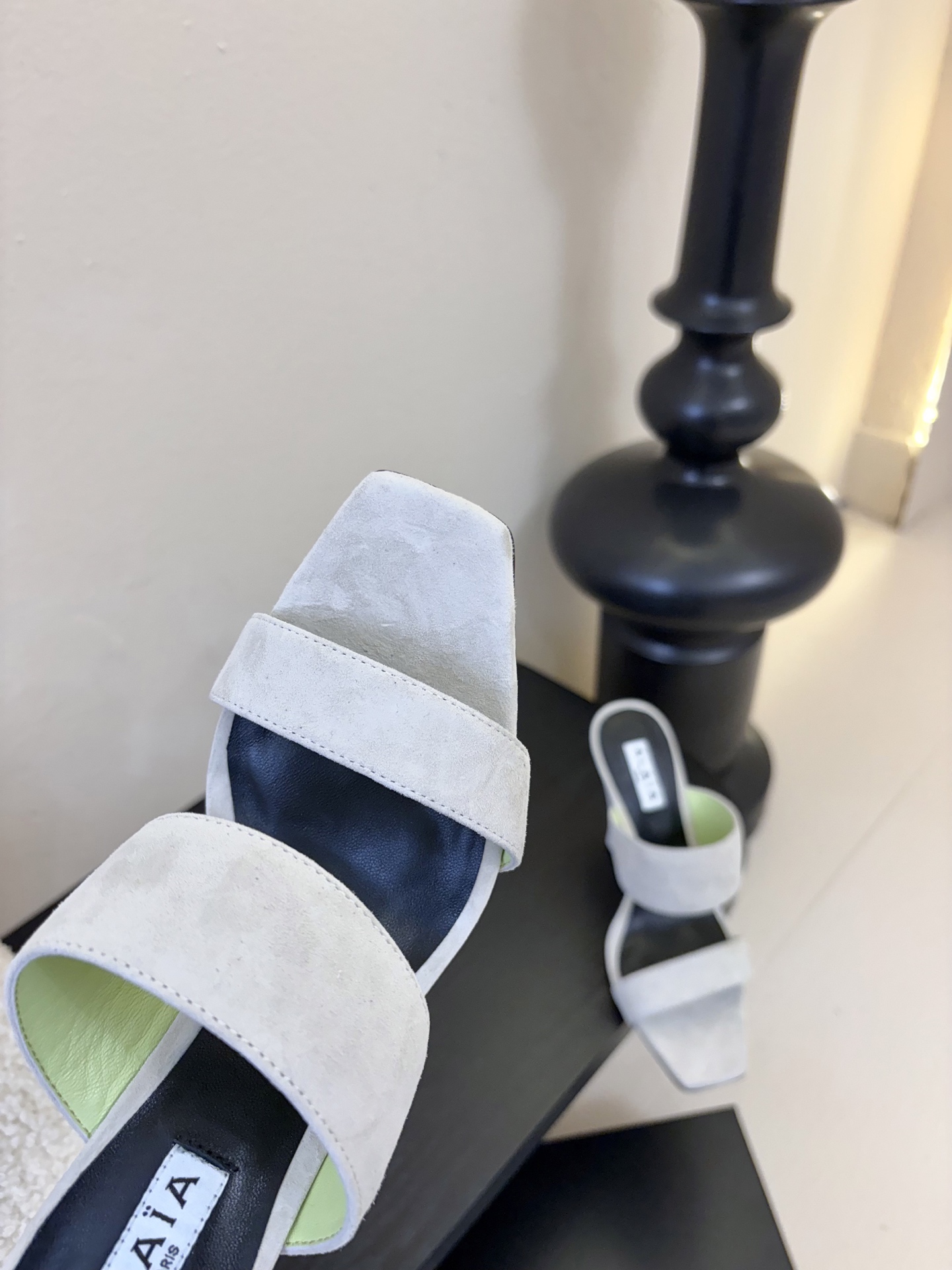 ALAiAI戟型高跟凉鞋小众品牌ALAiAI的戟型高跟凉鞋，采用深灰麂皮，质感细腻低调。鞋底几何造型灵感