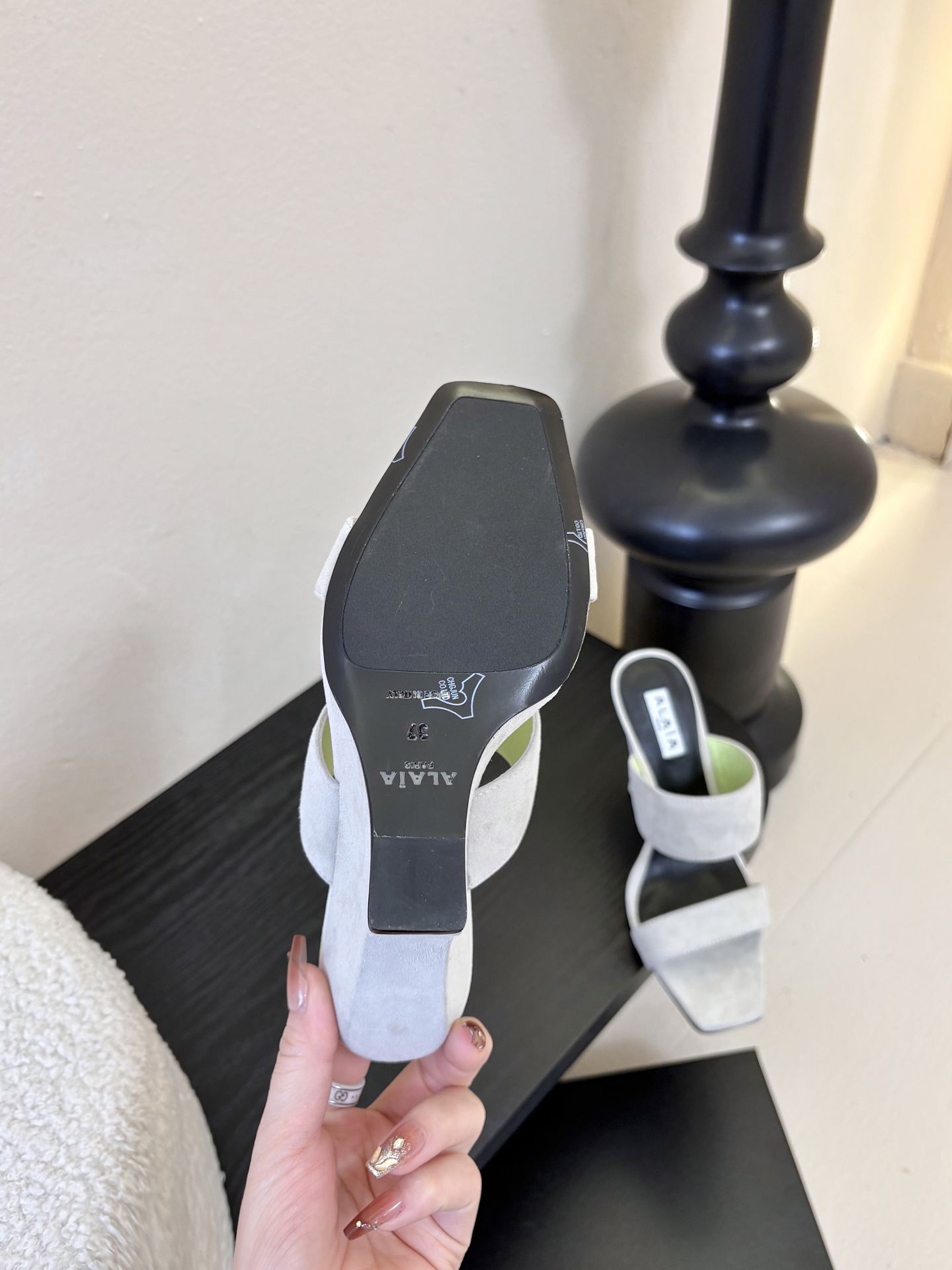 ALAiAI戟型高跟凉鞋小众品牌ALAiAI的戟型高跟凉鞋，采用深灰麂皮，质感细腻低调。鞋底几何造型灵感