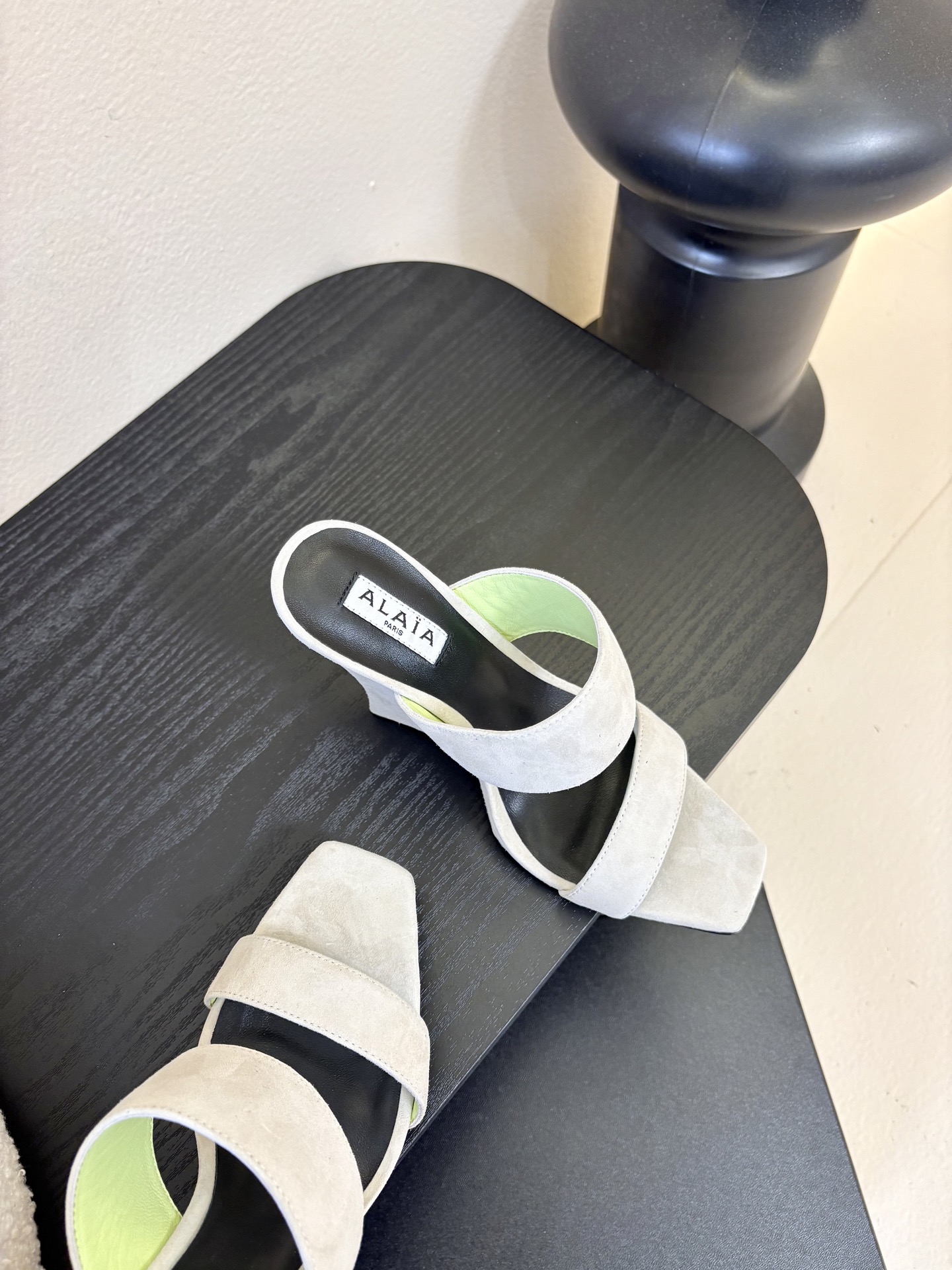 ALAiAI戟型高跟凉鞋小众品牌ALAiAI的戟型高跟凉鞋，采用深灰麂皮，质感细腻低调。鞋底几何造型灵感