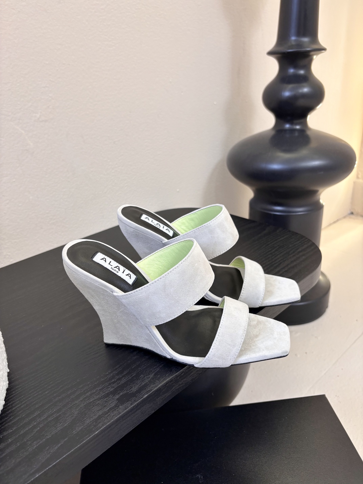 ALAiAI戟型高跟凉鞋小众品牌ALAiAI的戟型高跟凉鞋，采用深灰麂皮，质感细腻低调。鞋底几何造型灵感